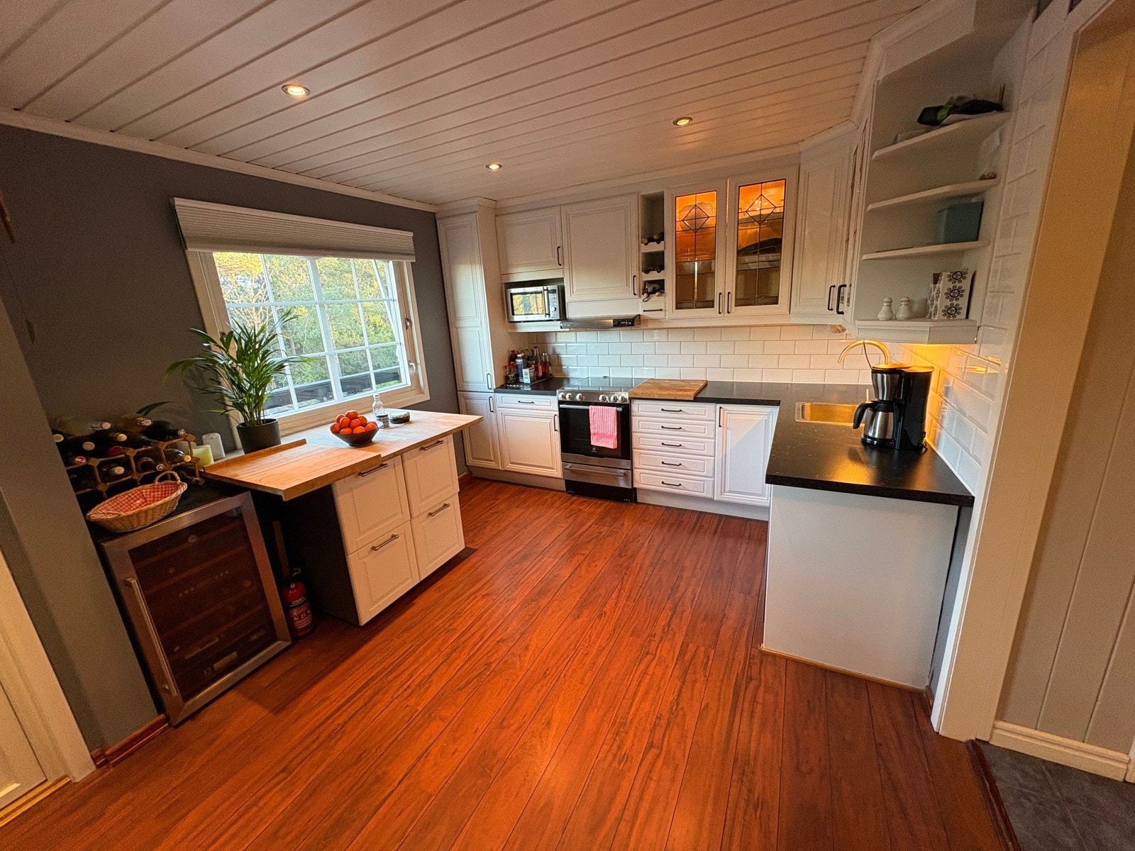 Pent kjøkken med god lagringsplass Galleribilde