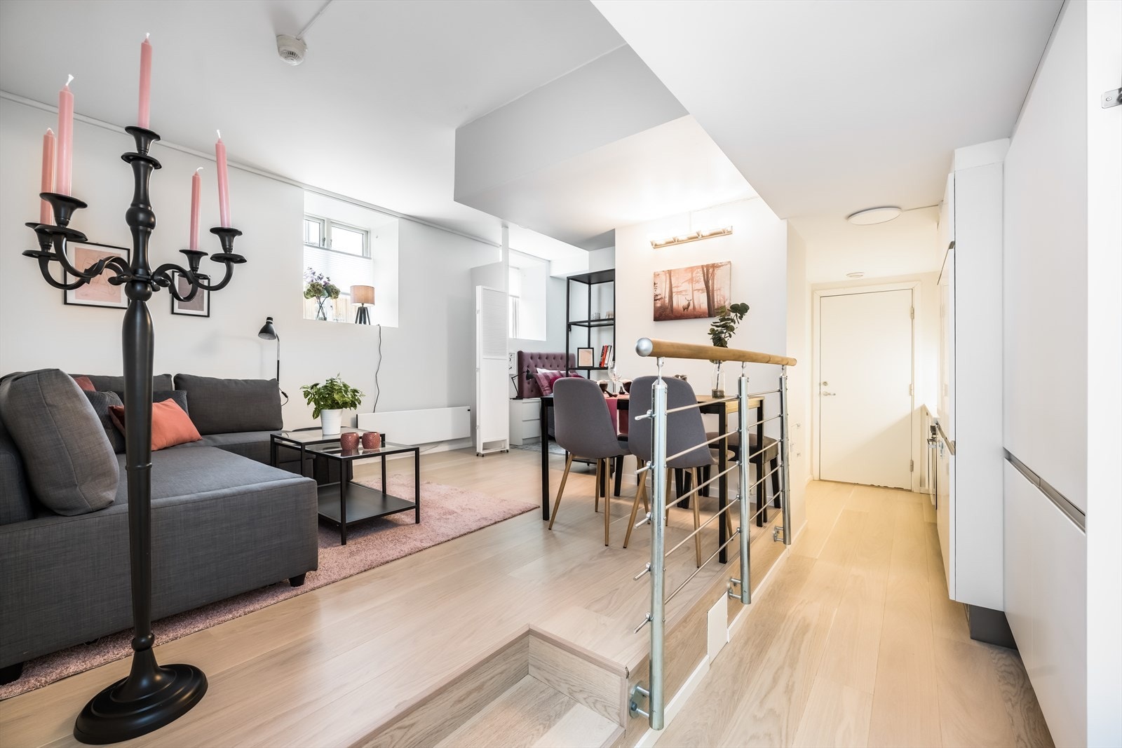 Romslig stue med god plass til sofagruppe og spisebord. Galleribilde