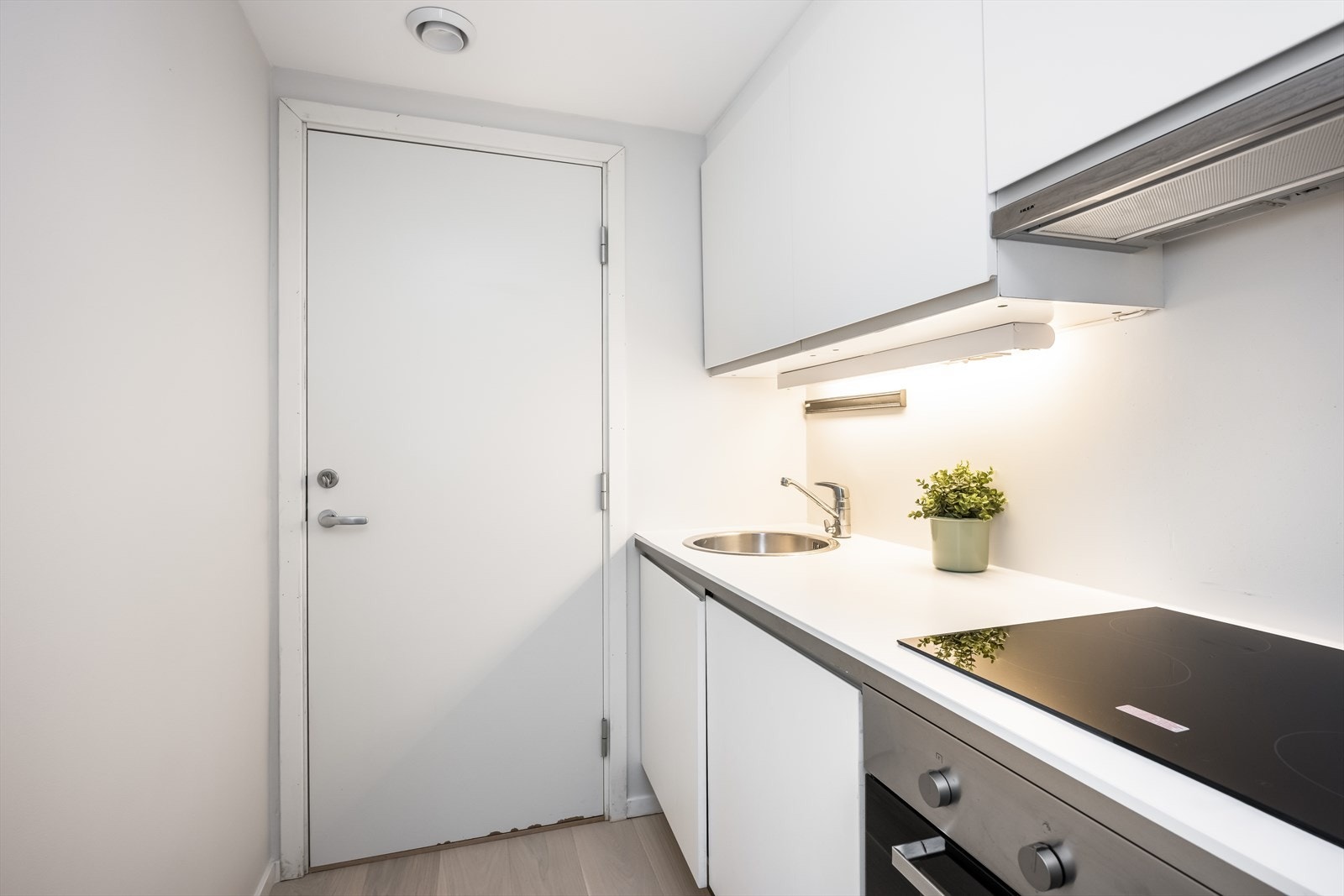 Moderne kjøkken med integrerte hvitevarer. Galleribilde