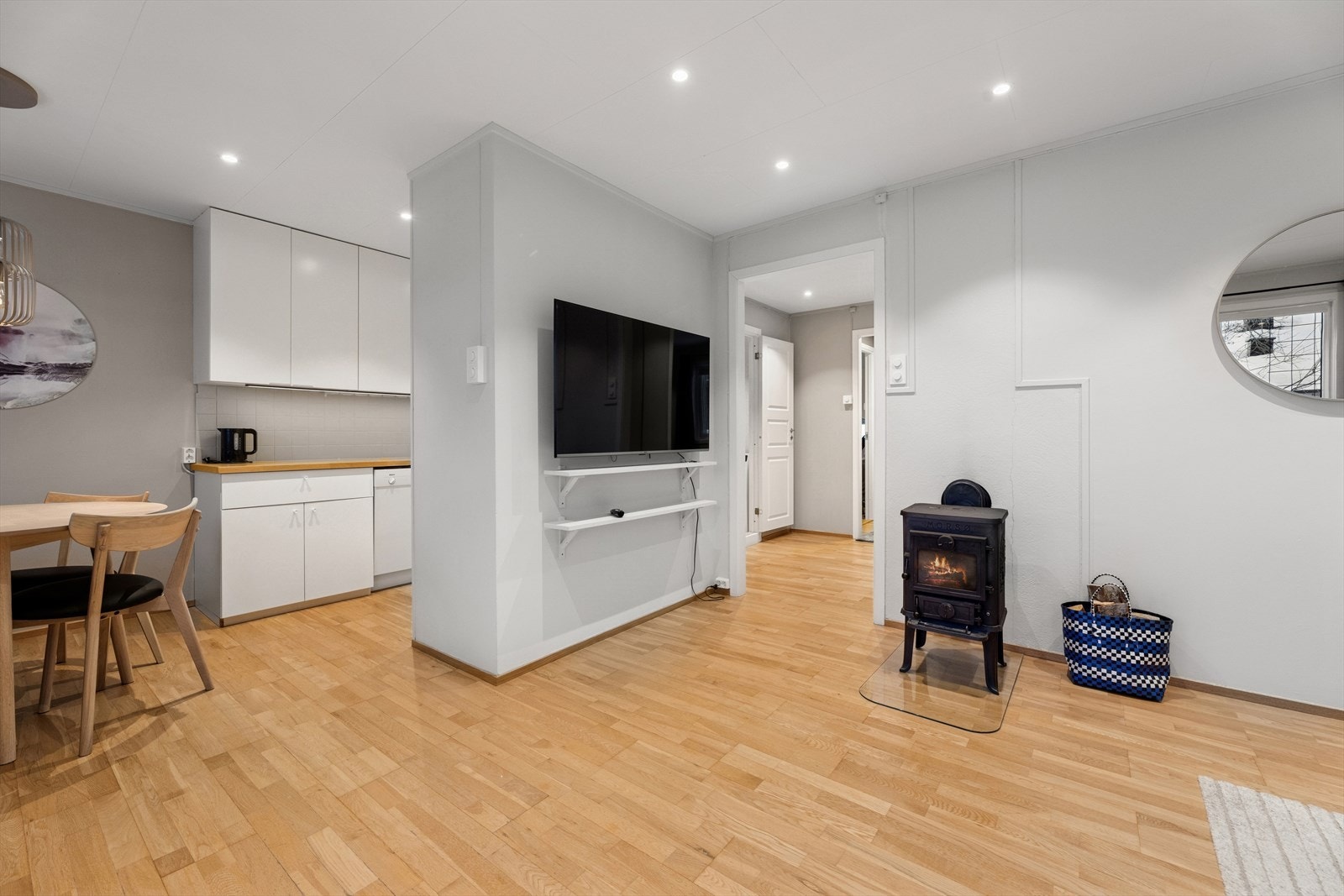 Kjøkkenet ligger i delvis åpen løsning mot stuen. Galleribilde