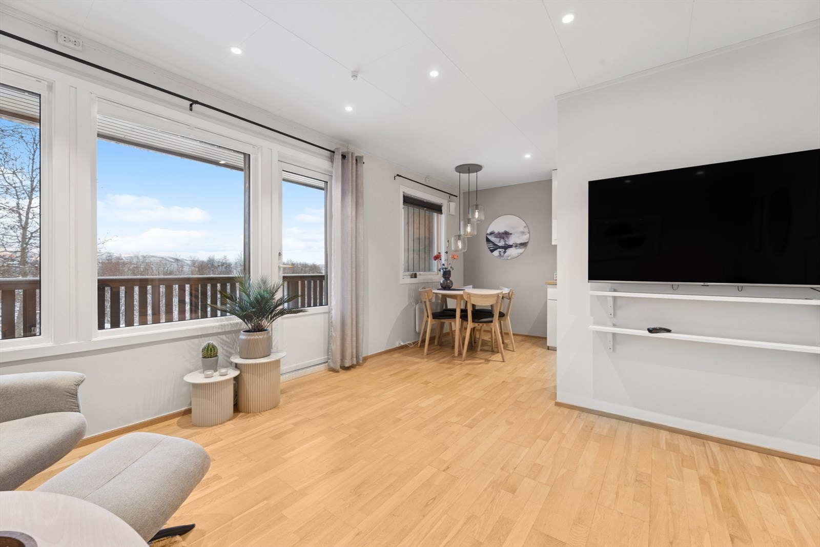 Spisegruppen har en praktisk plassering nær kjøkkenet, perfekt for hyggelige måltider. Galleribilde