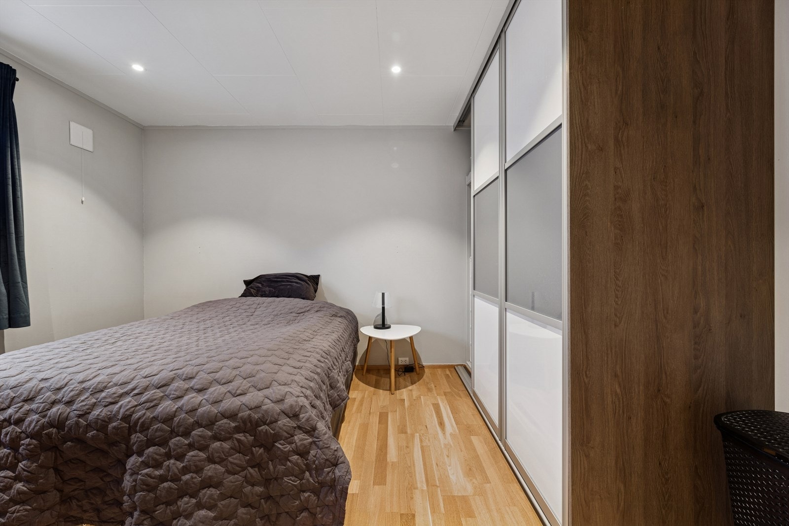 Soverommet har også plass til en praktisk skyvedørsgarderobe. Galleribilde