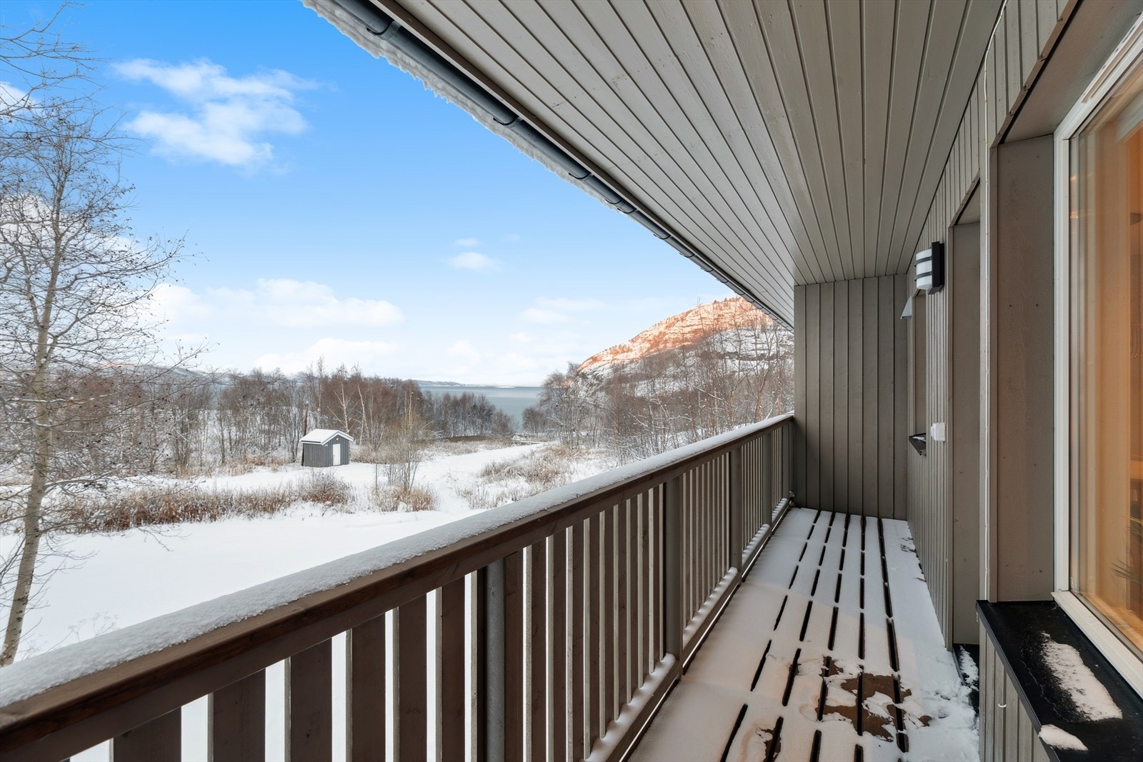 Den overbygde balkongen gir deg et perfekt sted å slappe av og nyte den vakre utsikten. Galleribilde