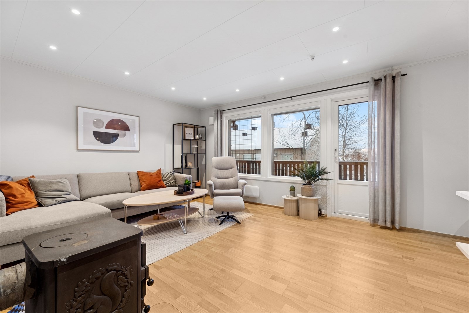 Store vindusflater slipper inn godt med naturlig lys og gir rommet en lys og luftig følelse. Galleribilde