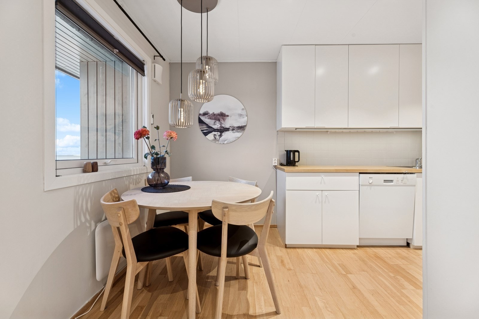 Med vinduet ved spisegruppen får du en lys og koselig ramme rundt måltidene. Galleribilde