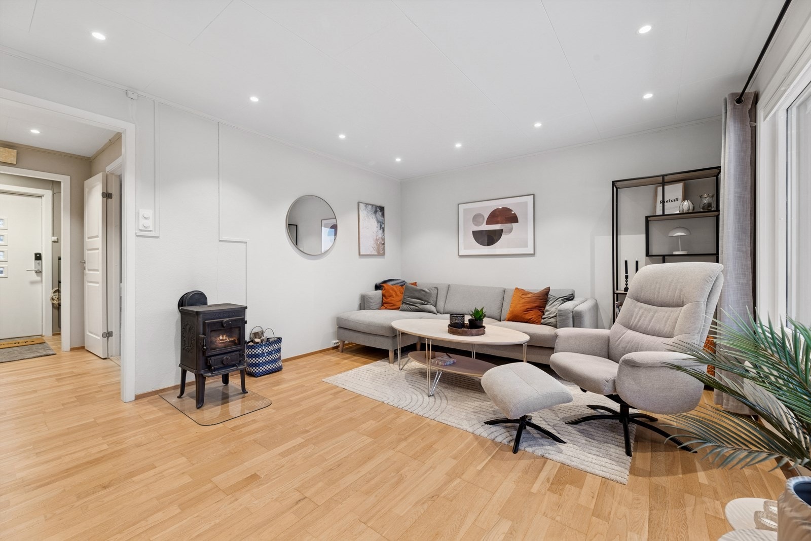 Stuen er av god størrelse og har god plass til sofagruppe og spisegruppe. Galleribilde