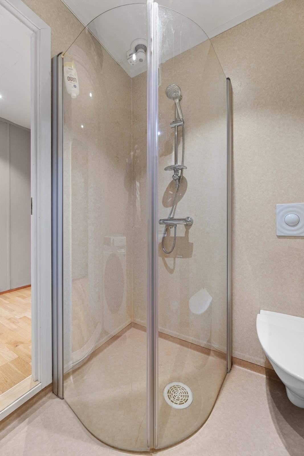 På badet finner du også et dusjhjørne med glassvegger. Galleribilde