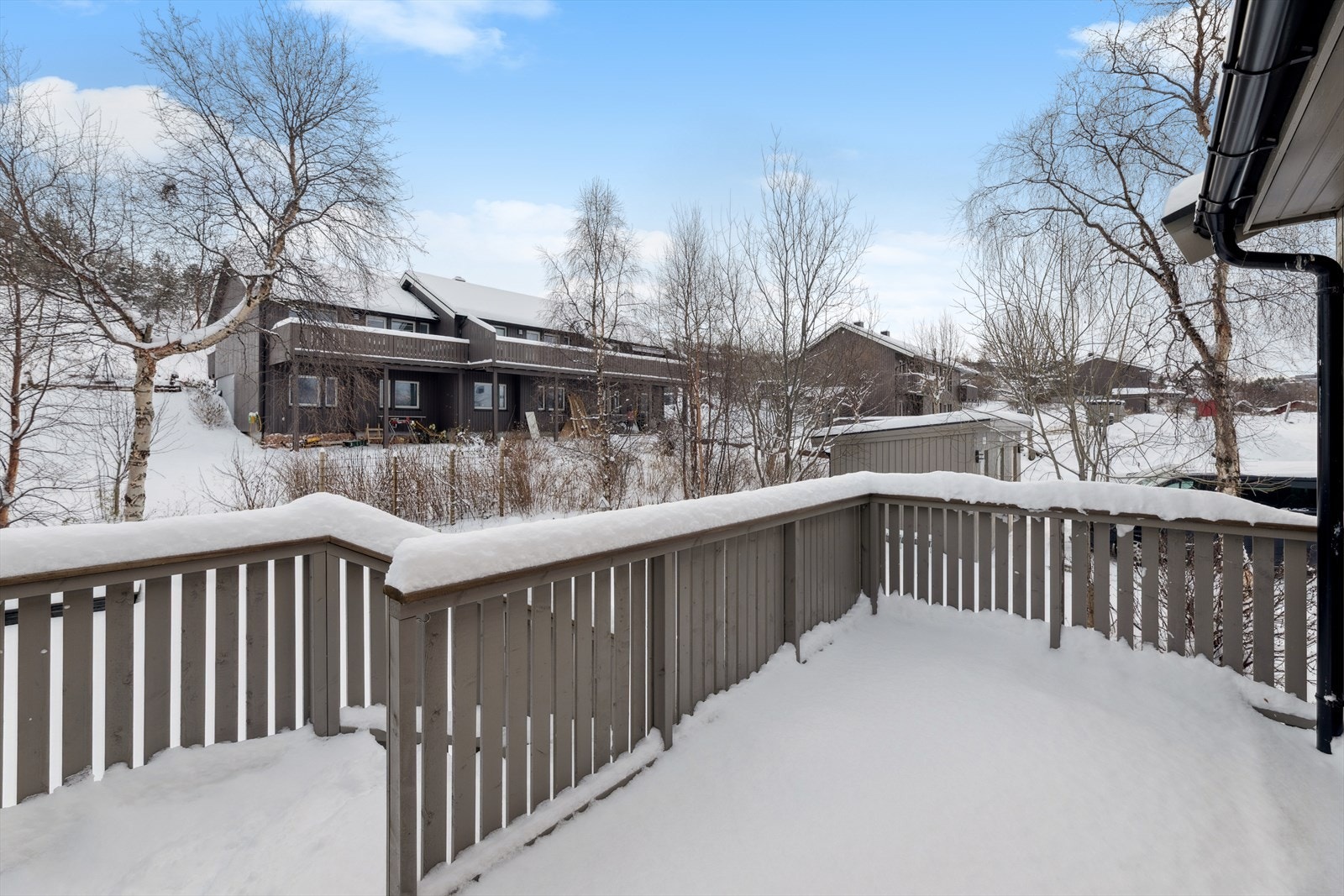 Ved boligens inngangsparti finner du en romslig veranda. Galleribilde