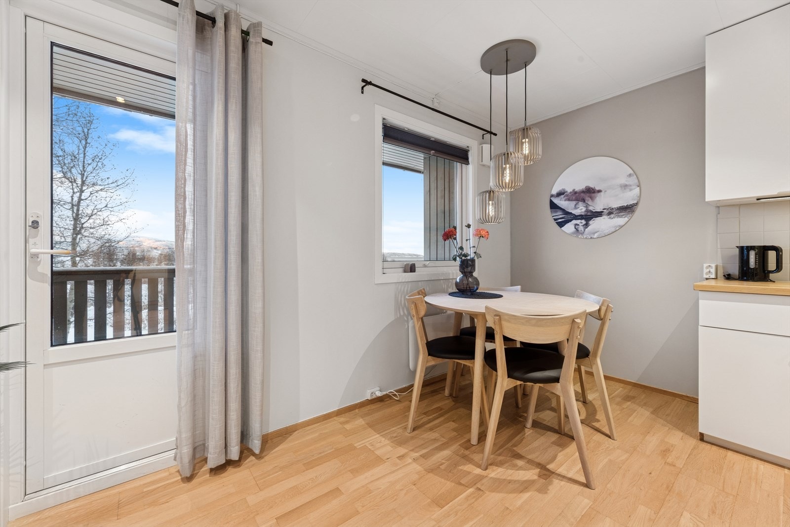 Fra stuen er det videre adkomst til en balkong. Galleribilde