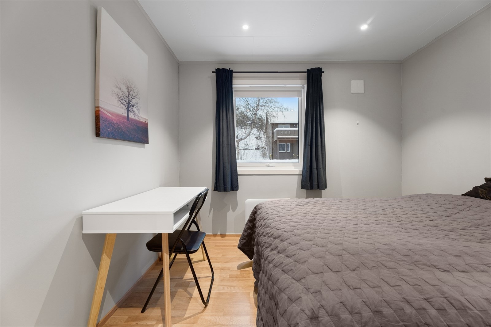 Soverommet er av god størrelse, og har plass til e stor seng og tilhørende møbler. Galleribilde