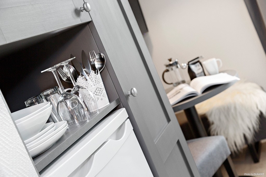 Kjøleskap, bestikk, tallerkner, glass, håndkler medfølger på rommet Galleribilde