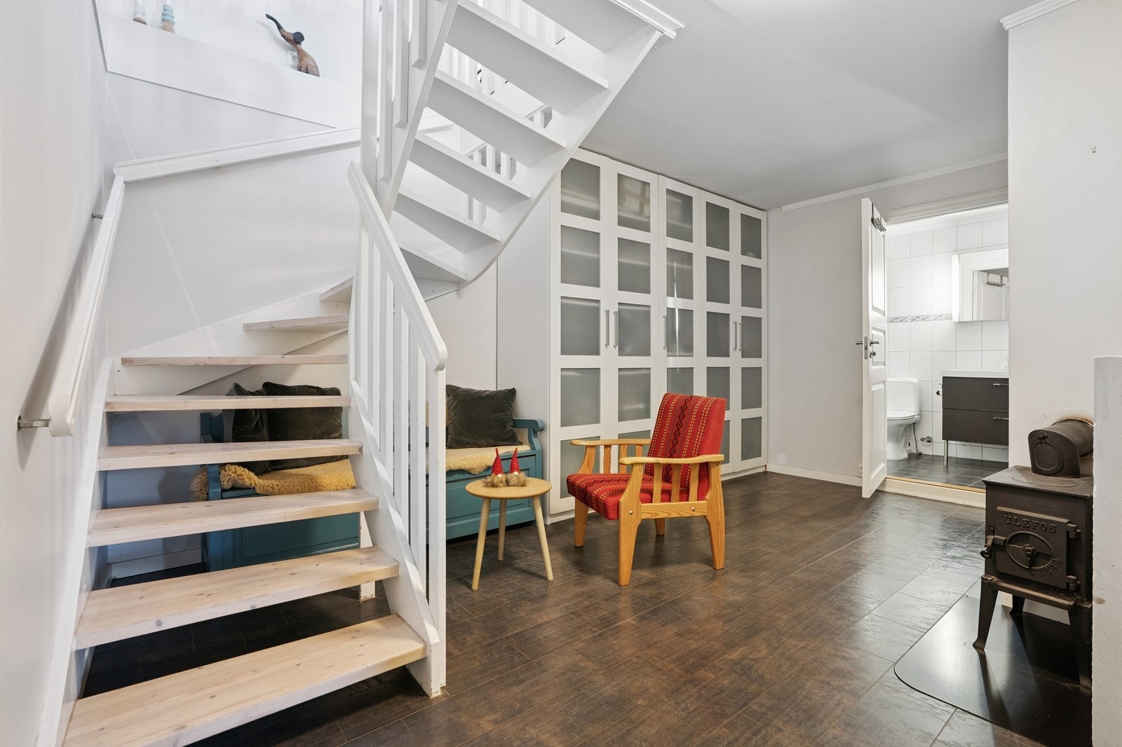 Gang/mellomgang i første etasje med peis Galleribilde