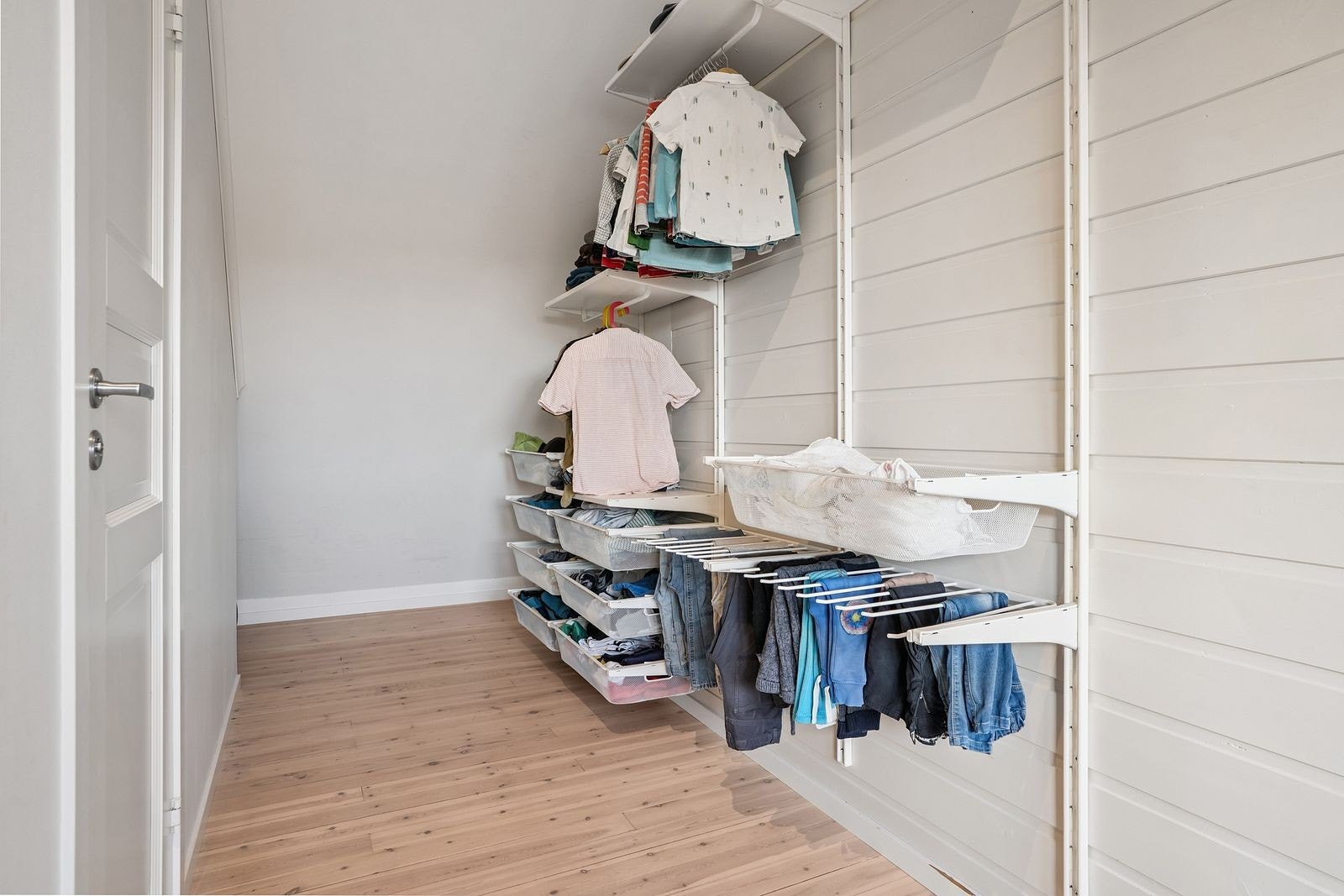 Praktisk oppbevaringsrom i øverste etasje Galleribilde