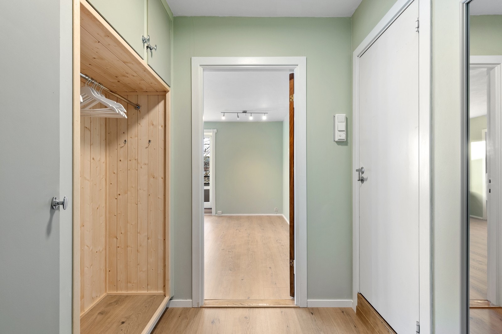 I entré er det en stor garderobe som sørger for rikelig med oppbevaringsplass for klærne. Galleribilde