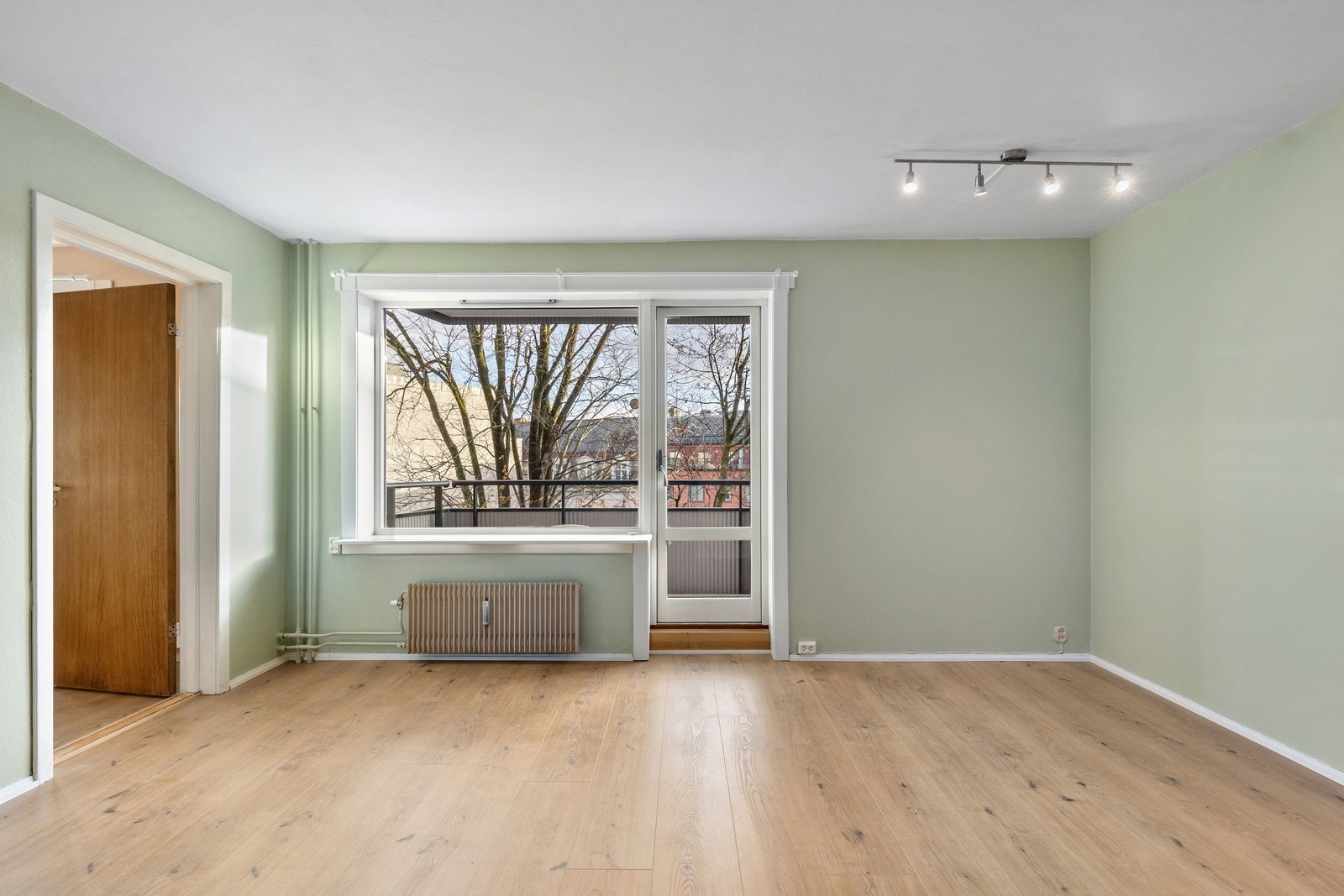 Fra stuen er det utgang til balkong. Galleribilde