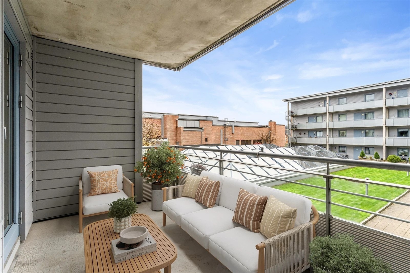 Koselig balkong med gode solforhold og og fin utsikt over fellesarealene. Galleribilde