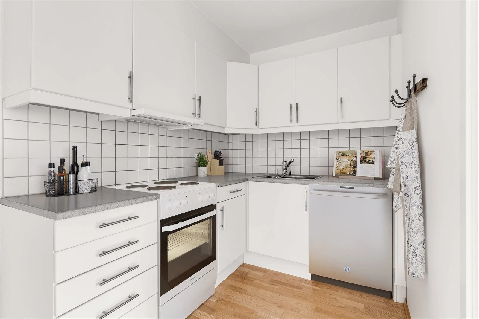 Kjøkken med komfyr og oppvaskmaskin Galleribilde