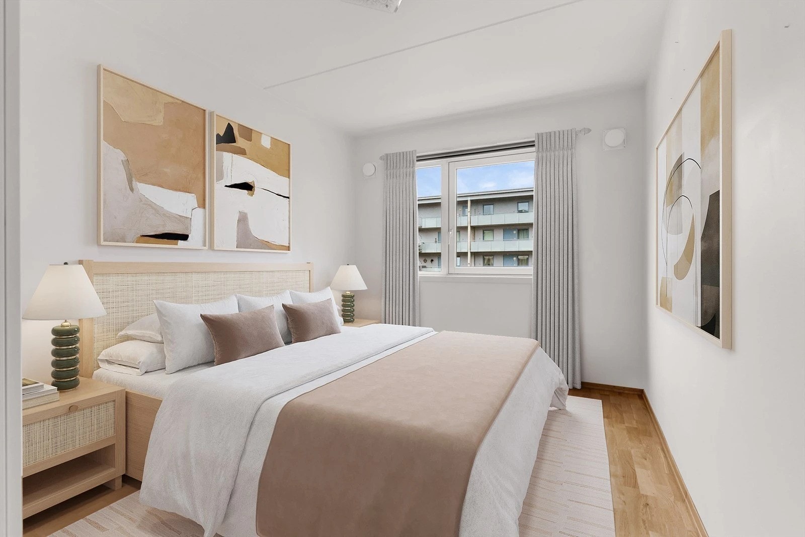 Soverommet er av god størrelse, med plass til både dobbeltseng med tilhørende nattbord og oppbevarin Galleribilde