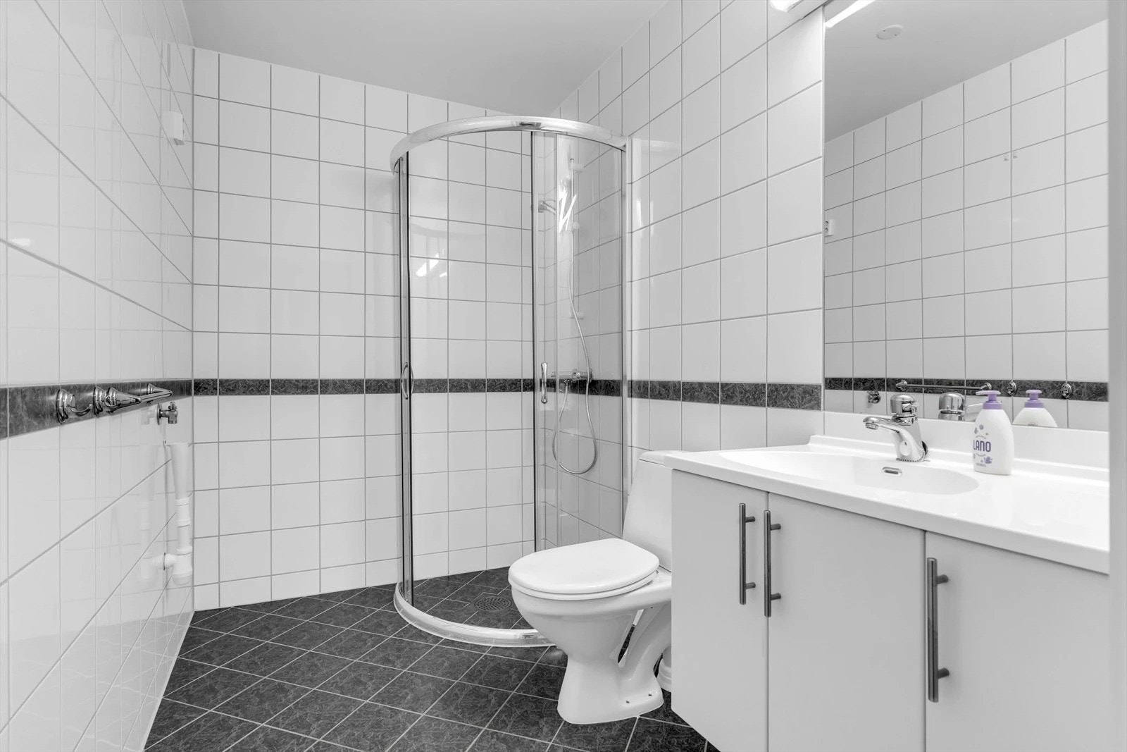 Badet er av god størrelse og er innredet med toalett, servant, speil med belysning. Galleribilde