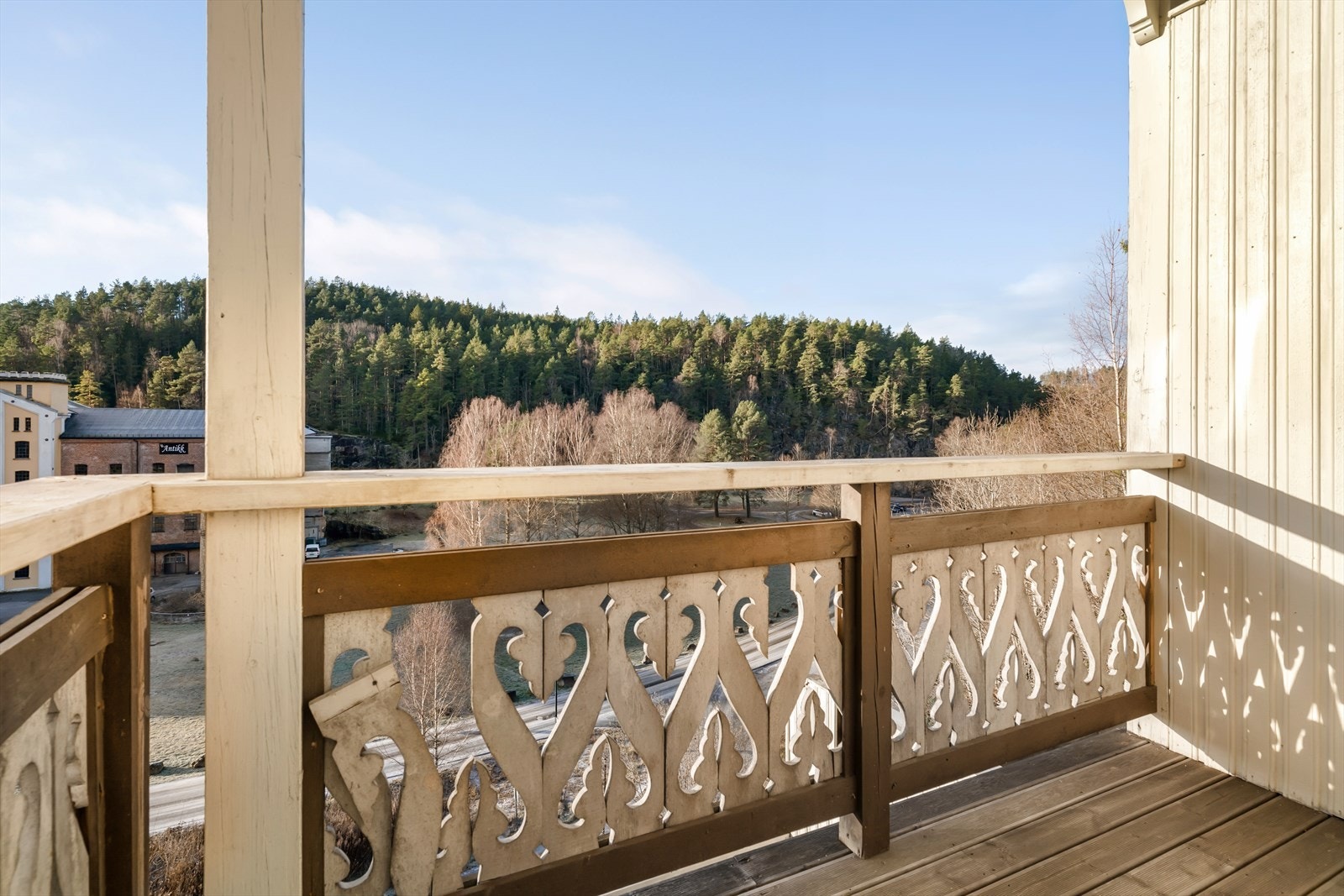 Balkongen er overbygget og har plass til en liten sittegruppe. Galleribilde