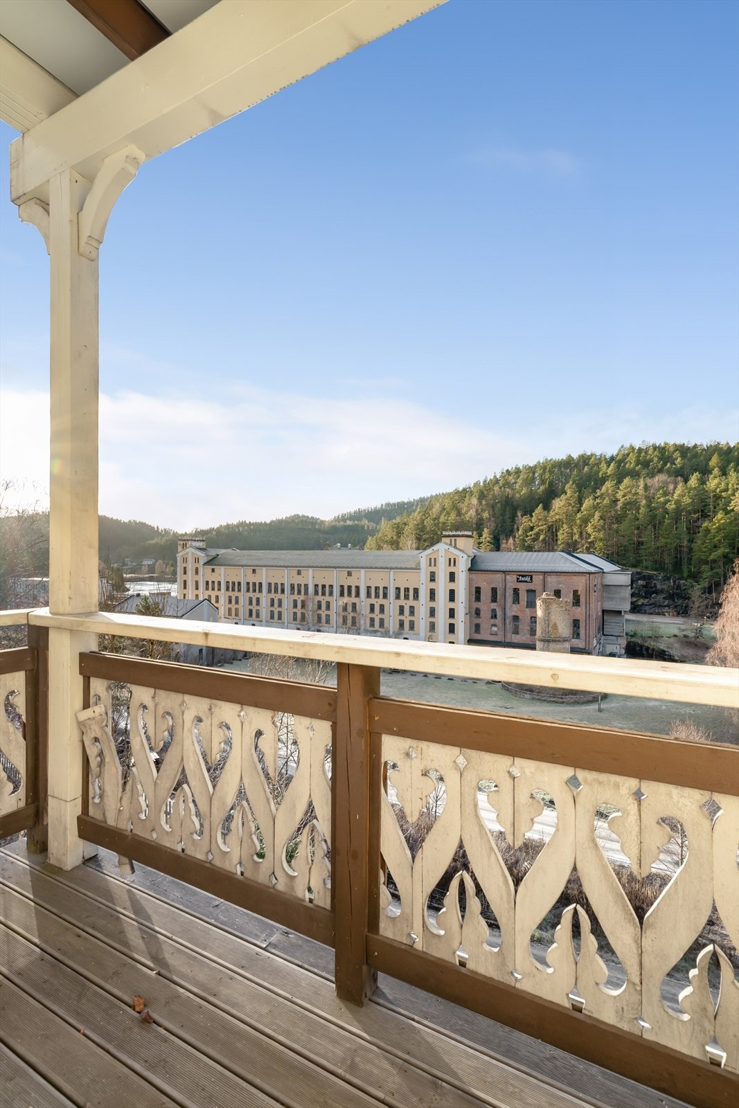 Lys og trivelig selveierleilighet i 1.etg med flott utsikt og egen parkeringsplass rett utenfor døren. Galleribilde