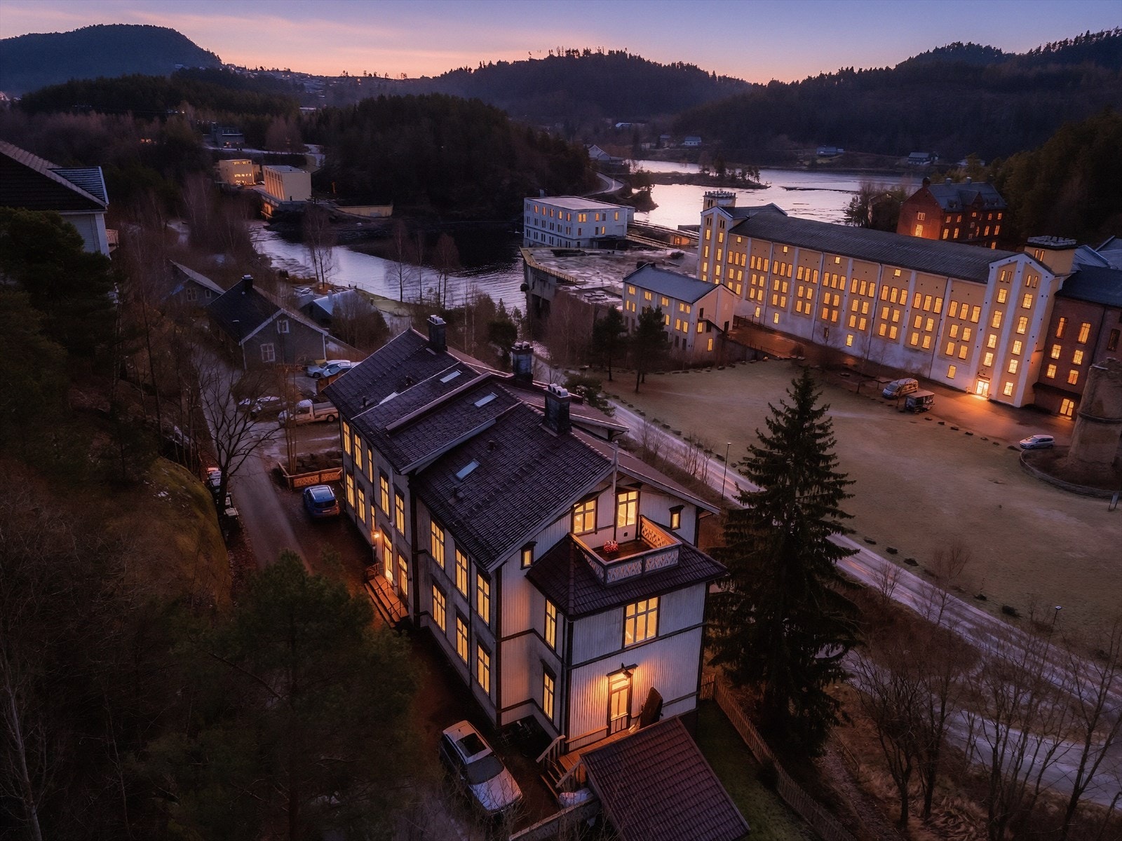 Idylliske Skotfosstien ligger like ved boligen, som er en 3,7 km lang kultursti med historie og nydelige rasteplasser underveis. (Bildet er redigert, faktiske lysforhold kan variere.) Galleribilde