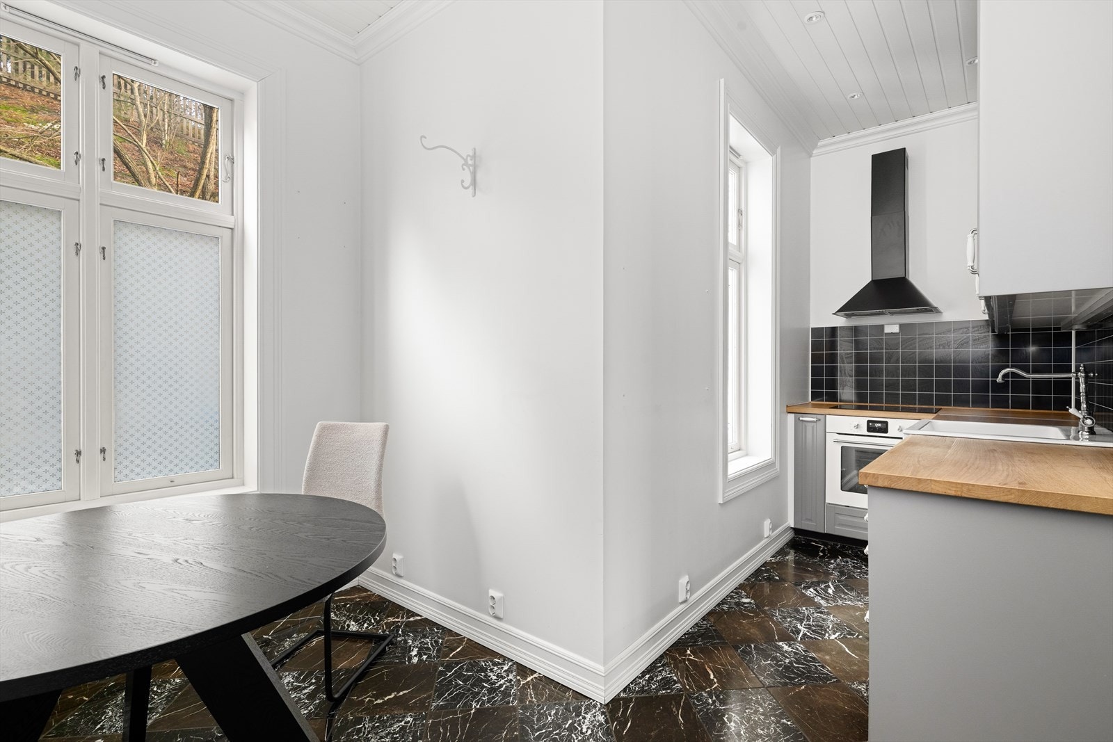 Kjøkkenet har god skapplass i innredning med profilerte fronter, og benkeplate i heltre eik med Alloc Kitchen Wall-plater over. Det er nedfelt koketopp, integrert stekeovn og oppvaskmaskin. Samt ventilator med avtrekk ut. Galleribilde