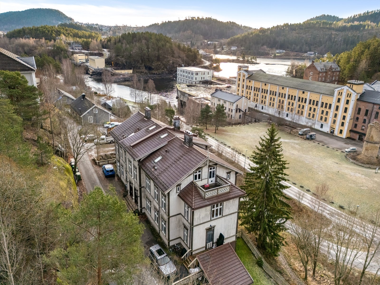 En tiltalende selveierleilighet med solrik uteplass og fin utsikt, beliggende i eldre trebygning fra ca. 1900 med unikt særpreg og vakre detaljer. Bygget ble oppgradert ved etablering av leiligheter i 2008. Galleribilde