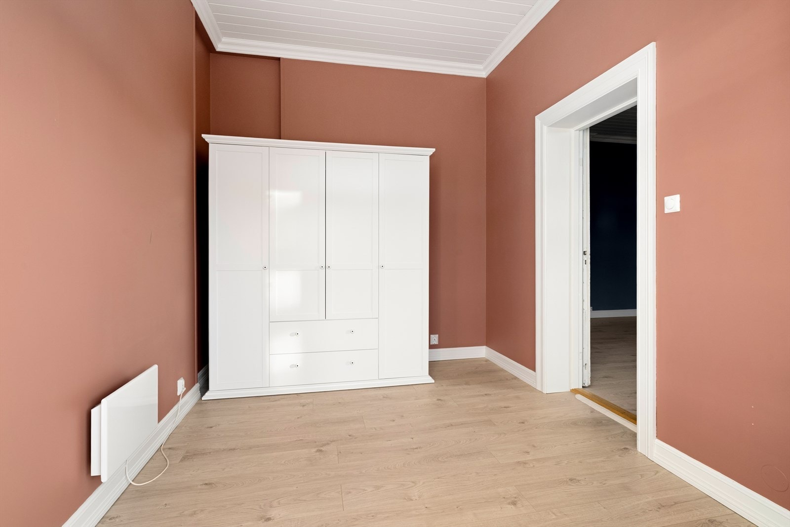 Hovedsoverommet har romslig garderobeskap for klesbeholdningen. Galleribilde