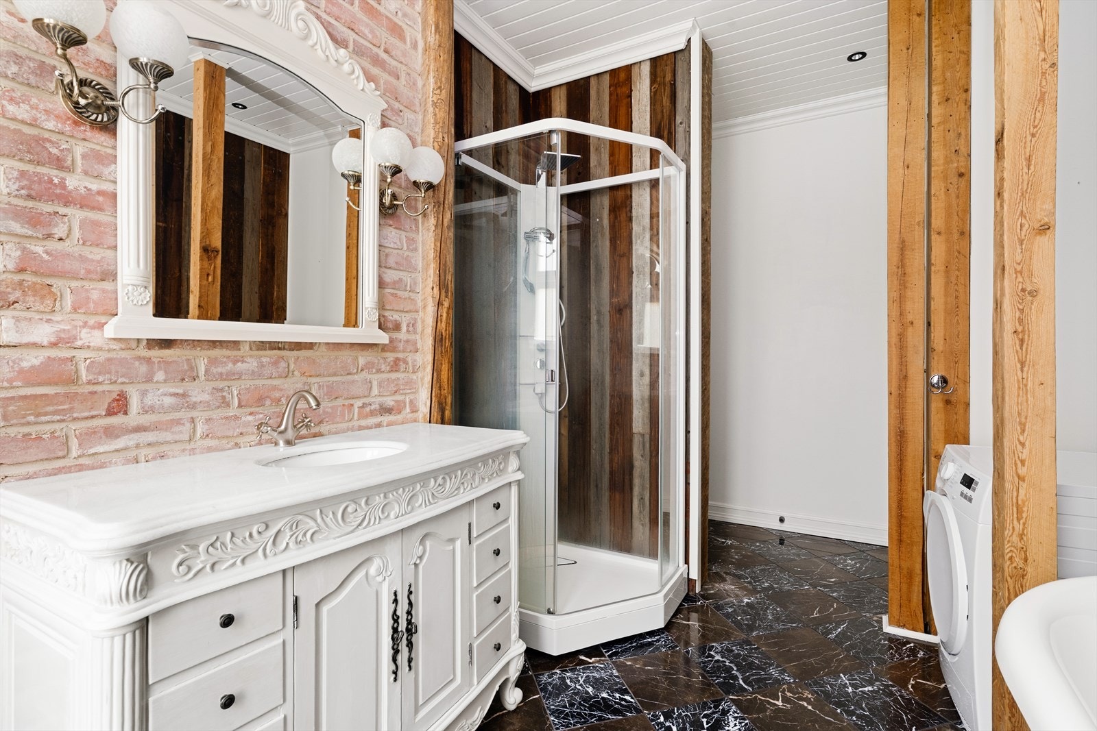 Her er det flis og varmekabler på gulv. Det er panel, malte plater og tegl på vegger. Panel i tak med spotter. Galleribilde