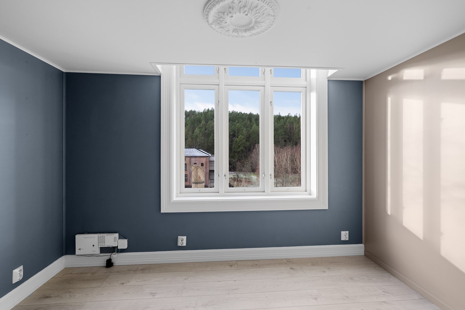 Stue del med overliggende hems. Rommet har gode vindusflater og flott utsikt. Galleribilde