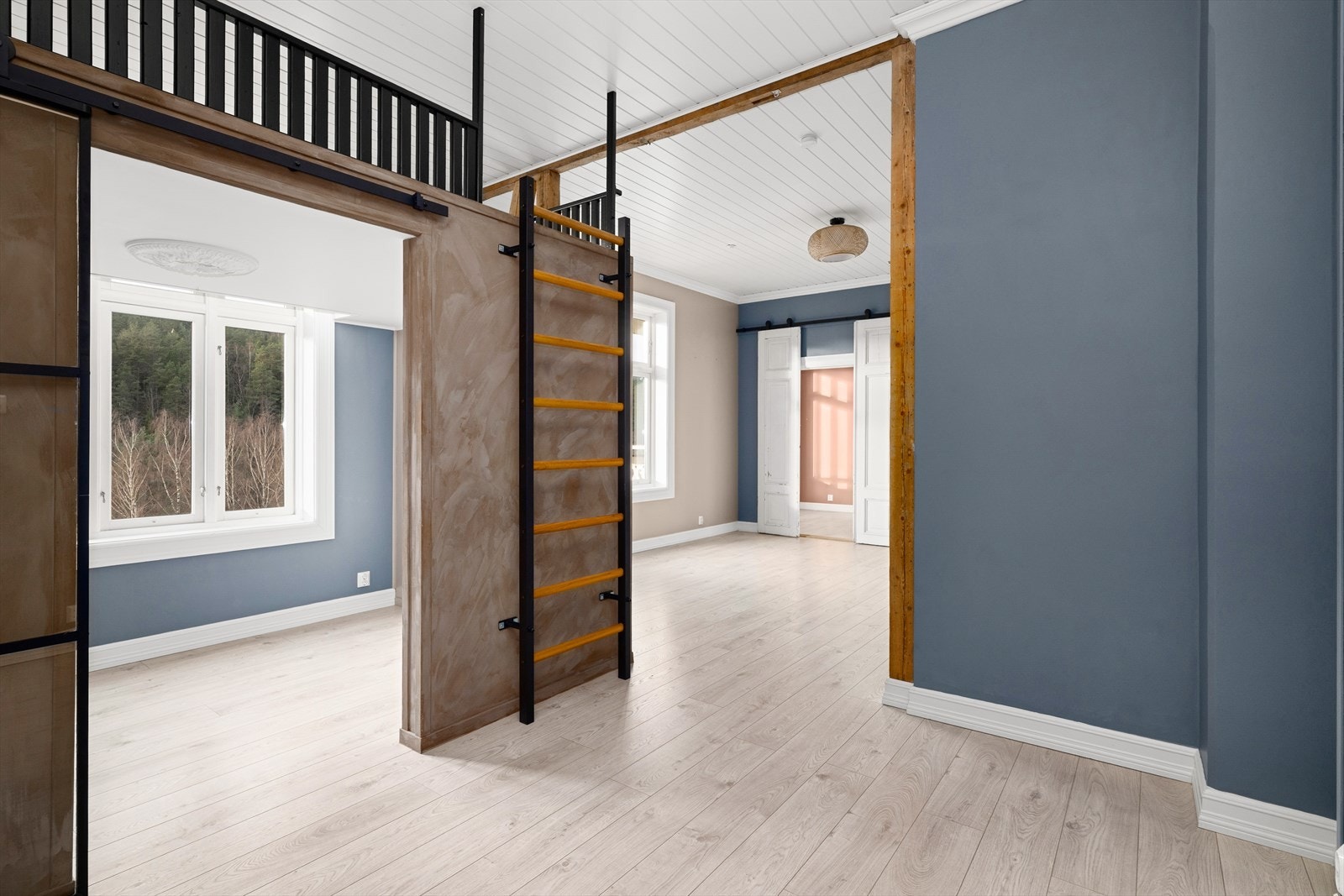 Det er etablert hems over en del av stuen. Galleribilde