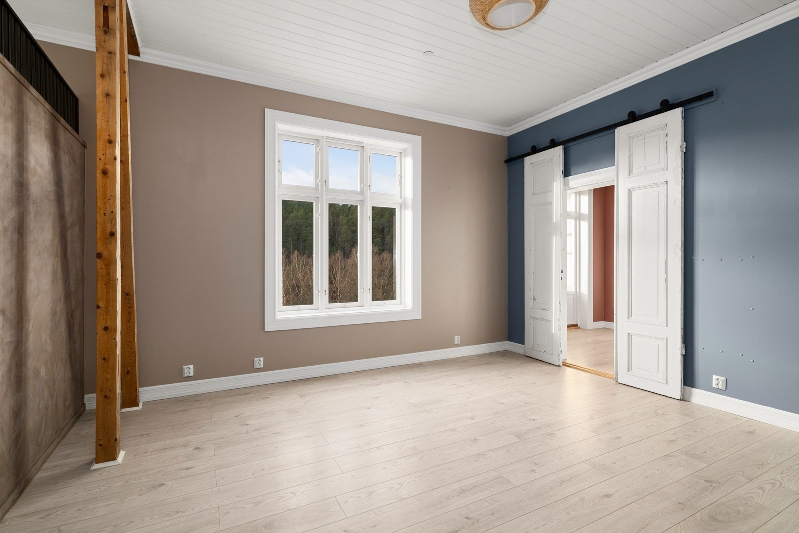 Leiligheten har en lys og delikat stue, med god plass for sofa og mediemøblement. Galleribilde