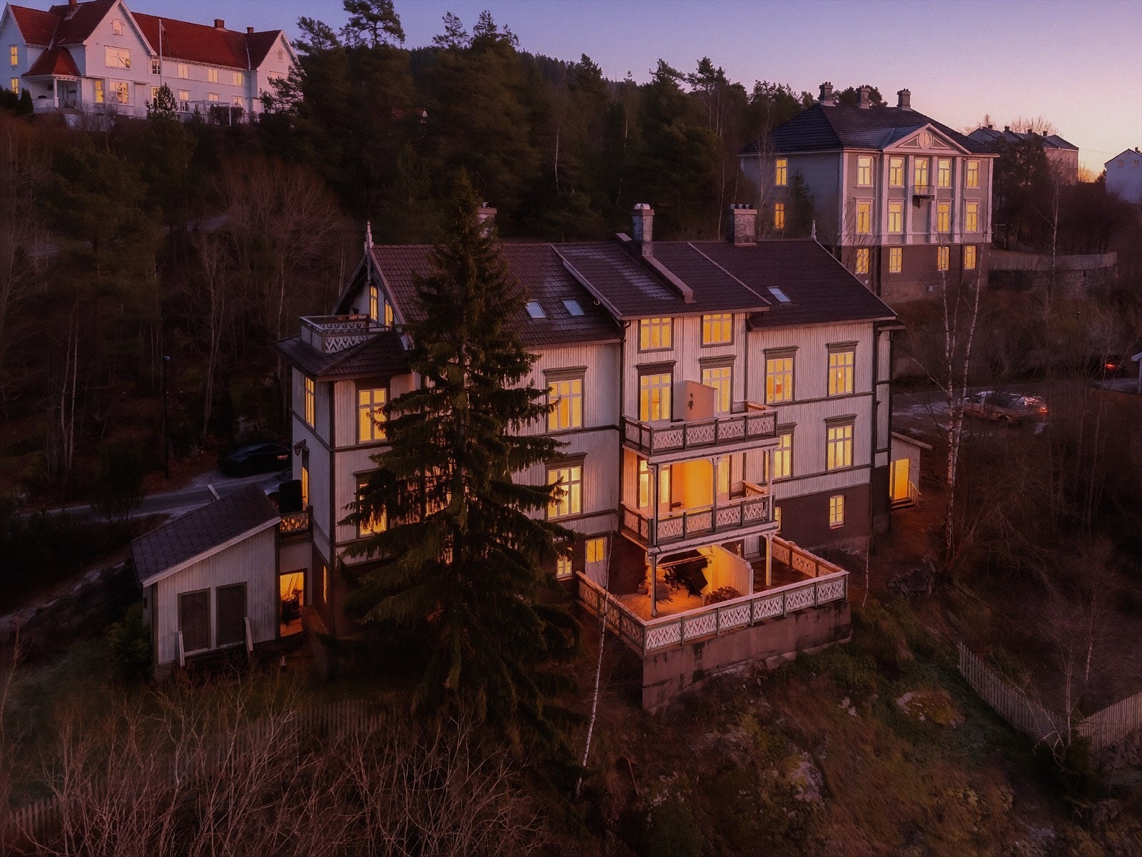 Boligen ligger i en blindvei med lite trafikk og har kort vei til flotte turområder. (Bildet er redigert, faktiske lysforhold kan variere.) Galleribilde