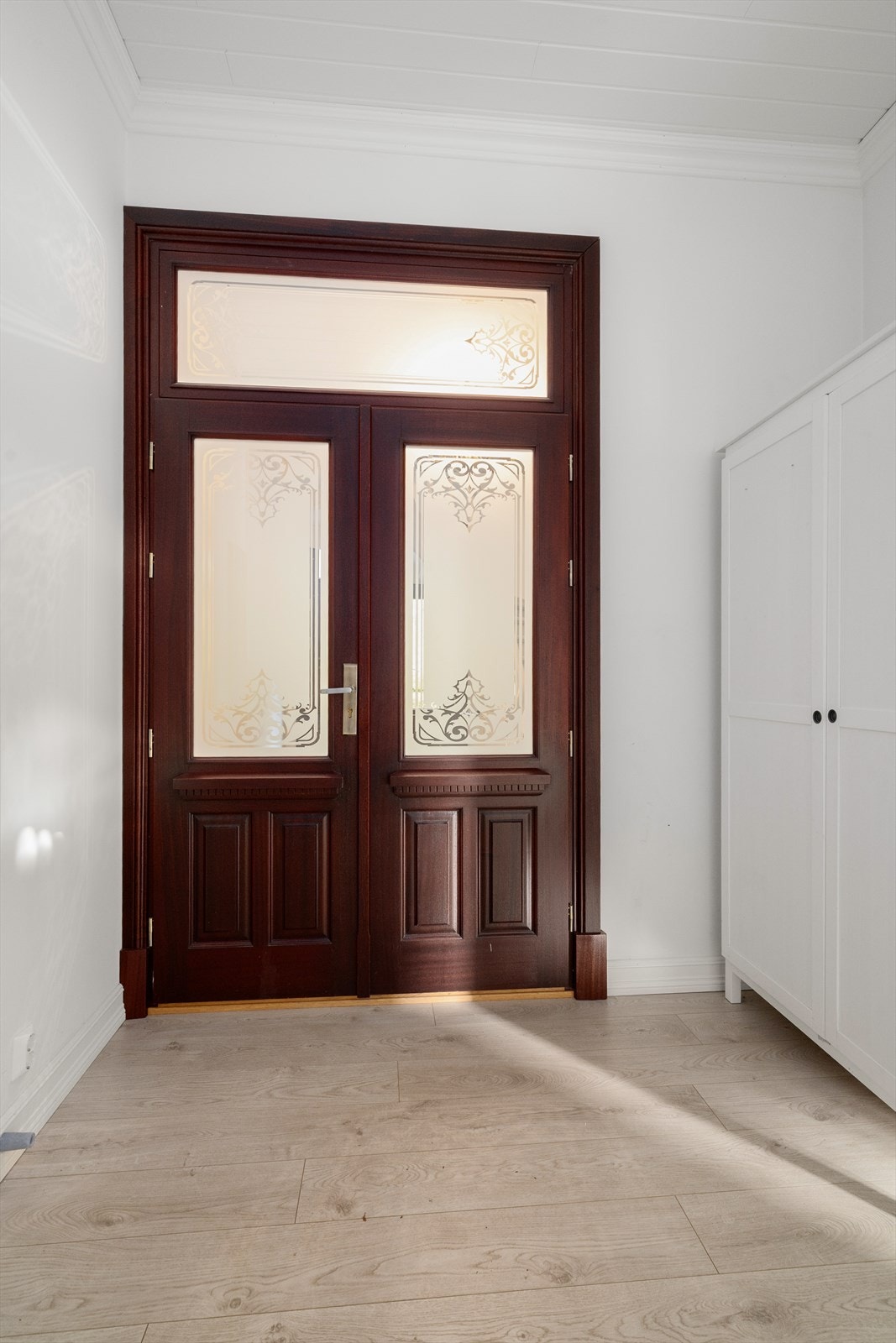 Lys og pen entre med god plass for sko og yttertøy. I tillegg er det garderobeskap for klesoppbevaring. Galleribilde