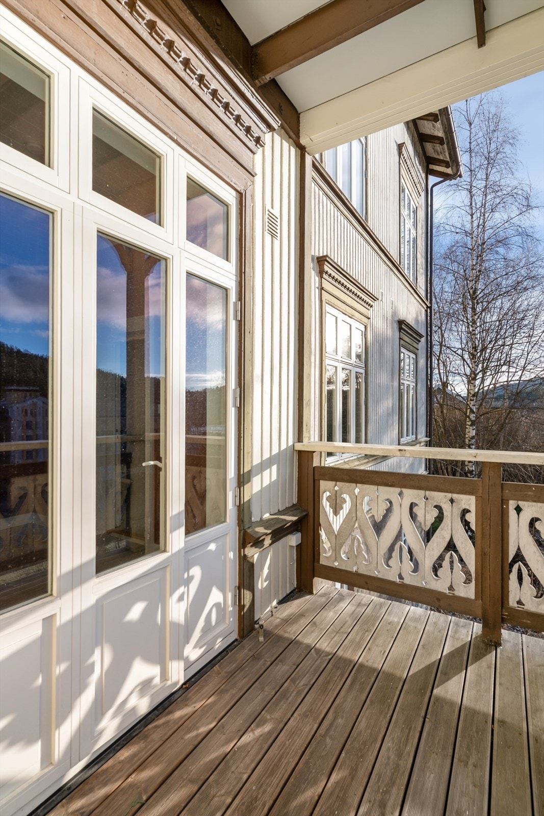 Balkongen har nydelig utsikt mot kanalen, Løveid sluser og ærverdige Skotfoss bruk. Galleribilde