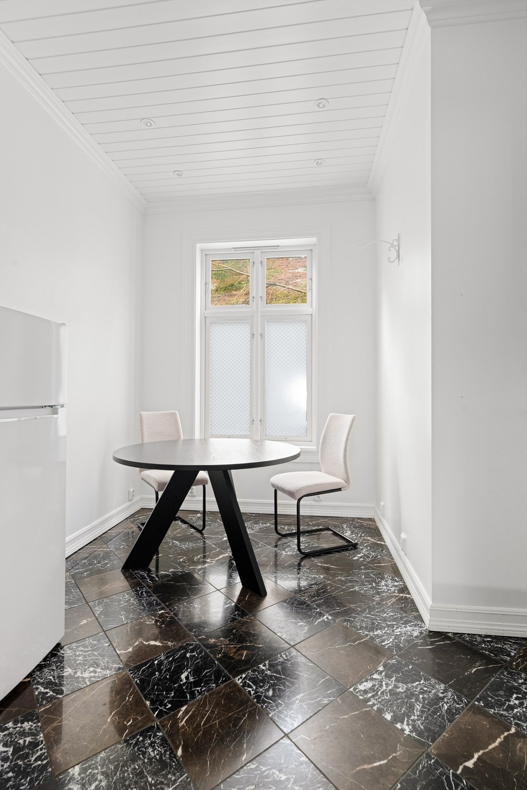 Hyggelig kjøkken med integrerte hvitevarer og romslig spiseplass. Galleribilde