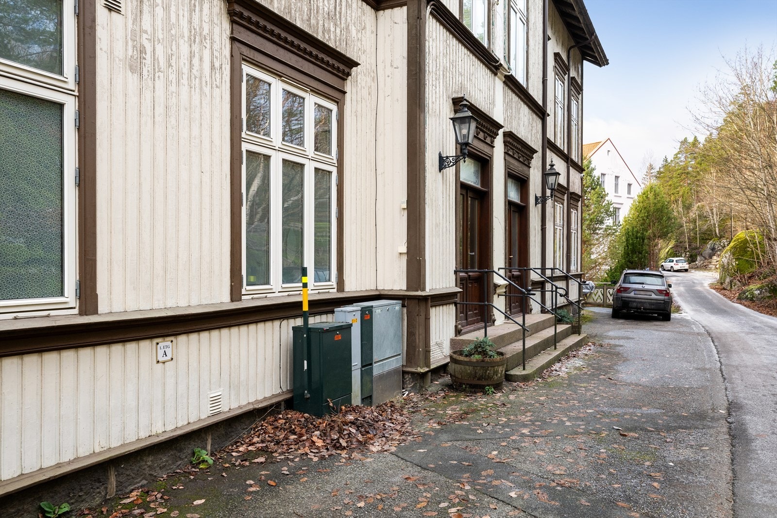 Leiligheten har egen parkering rett utenfor på venstre side ved inngang. Galleribilde