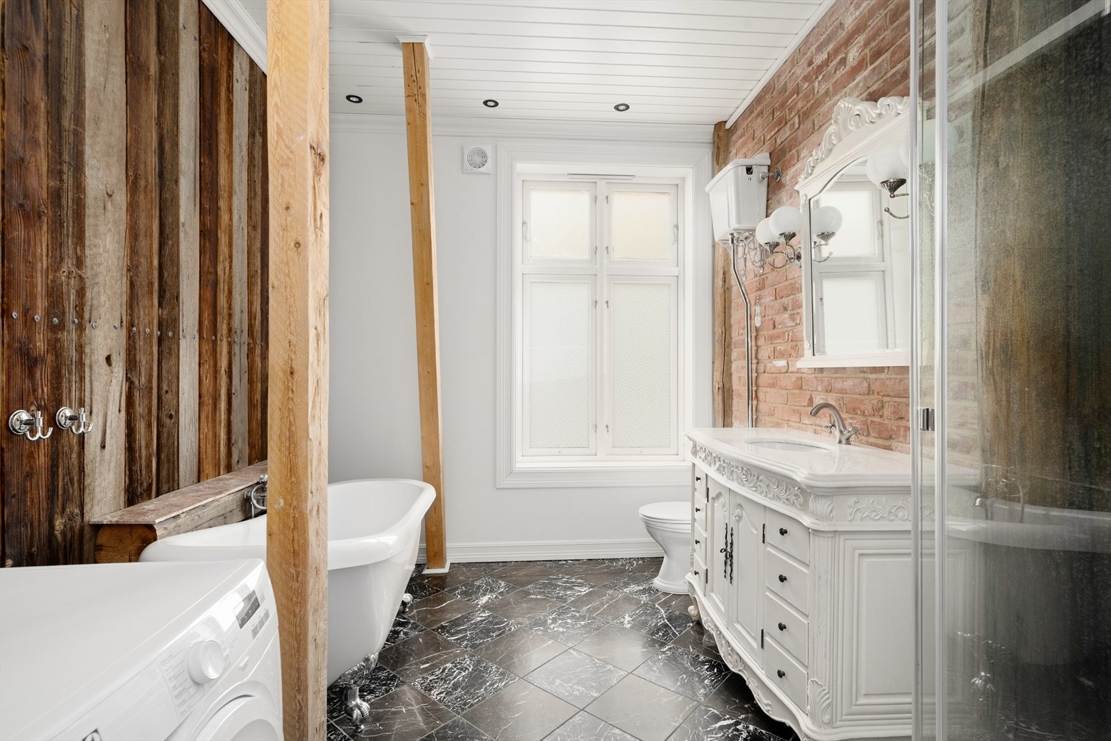 Romslig bad med opplegg for vaskemaskin. Galleribilde