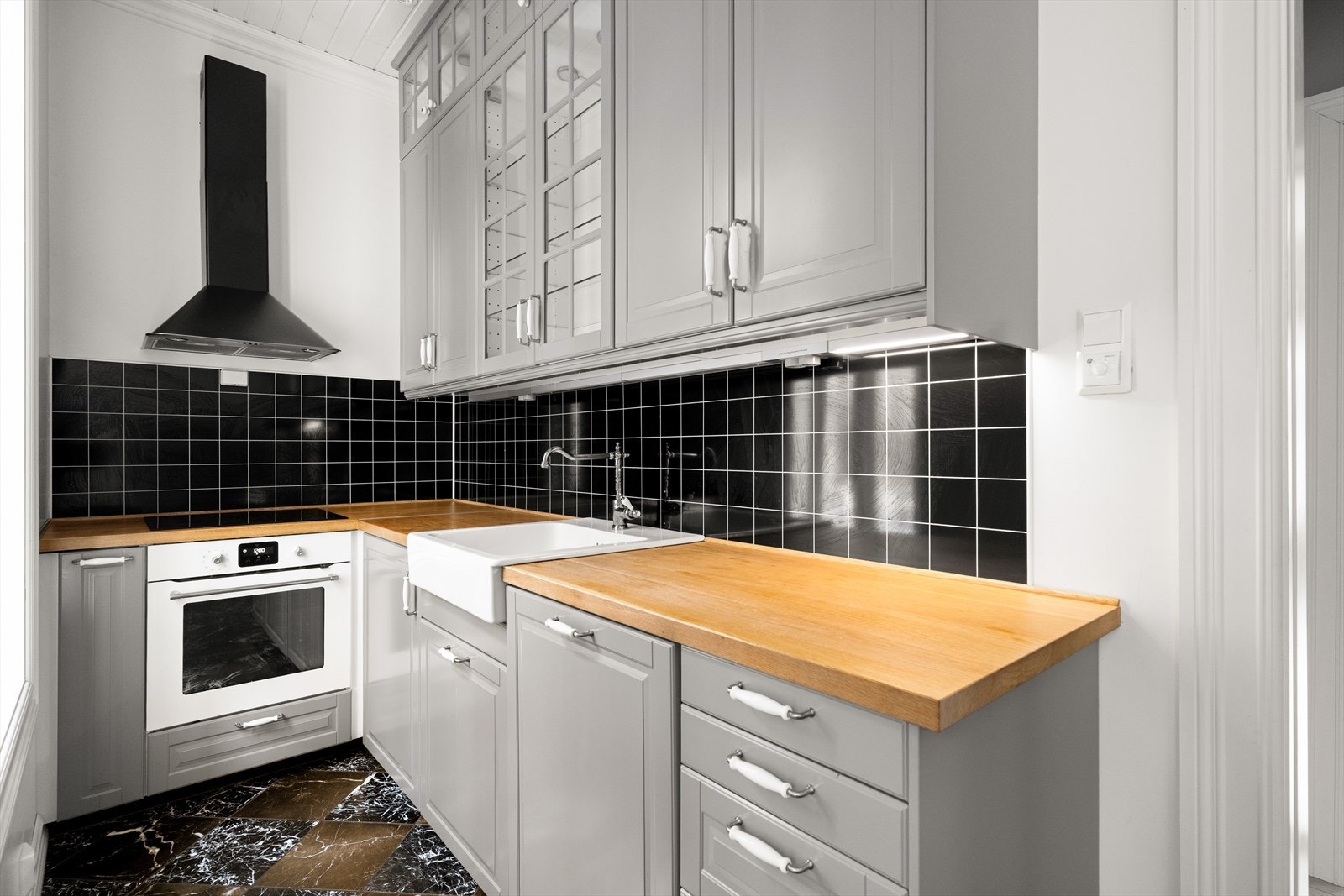 En del av kjøkkenet og hems er innredet og omgjort uten at dette er søkt om og uten at nødvendig godkjennelse er gitt av kommunen. Galleribilde