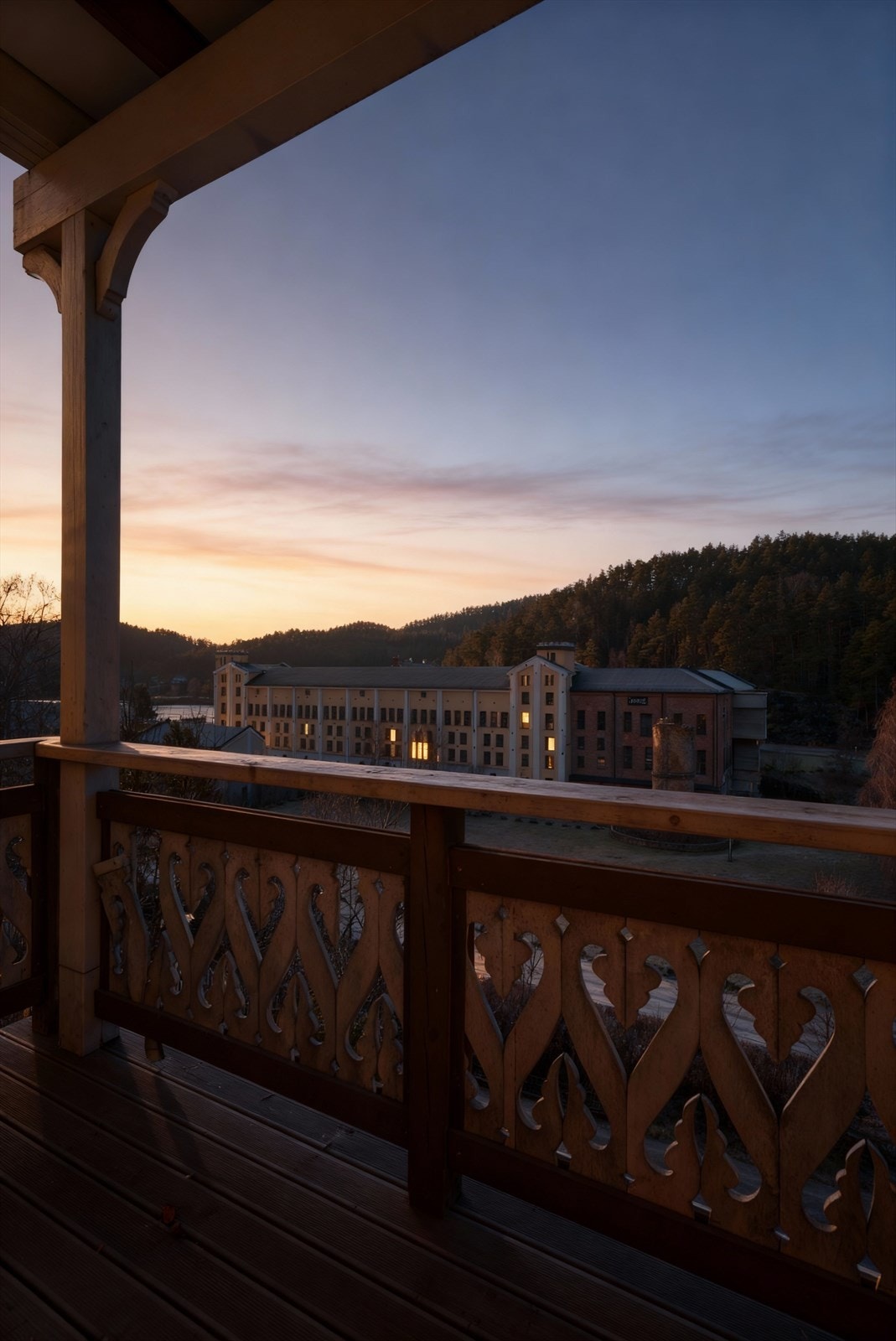 Boligen har nydelig utsikt mot kanalen, Løveid sluser og ærverdige Skotfoss bruk. (Bildet er redigert, faktiske lysforhold kan variere.) Galleribilde