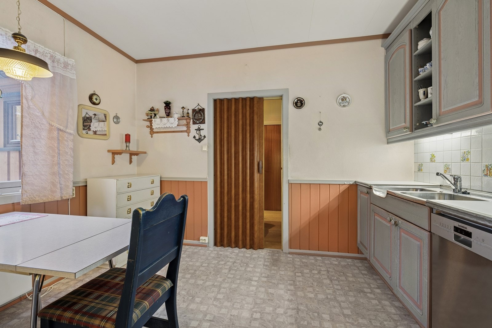 Kjøkkenventilator med avtrekk ut bidrar til effektiv lufting. Galleribilde