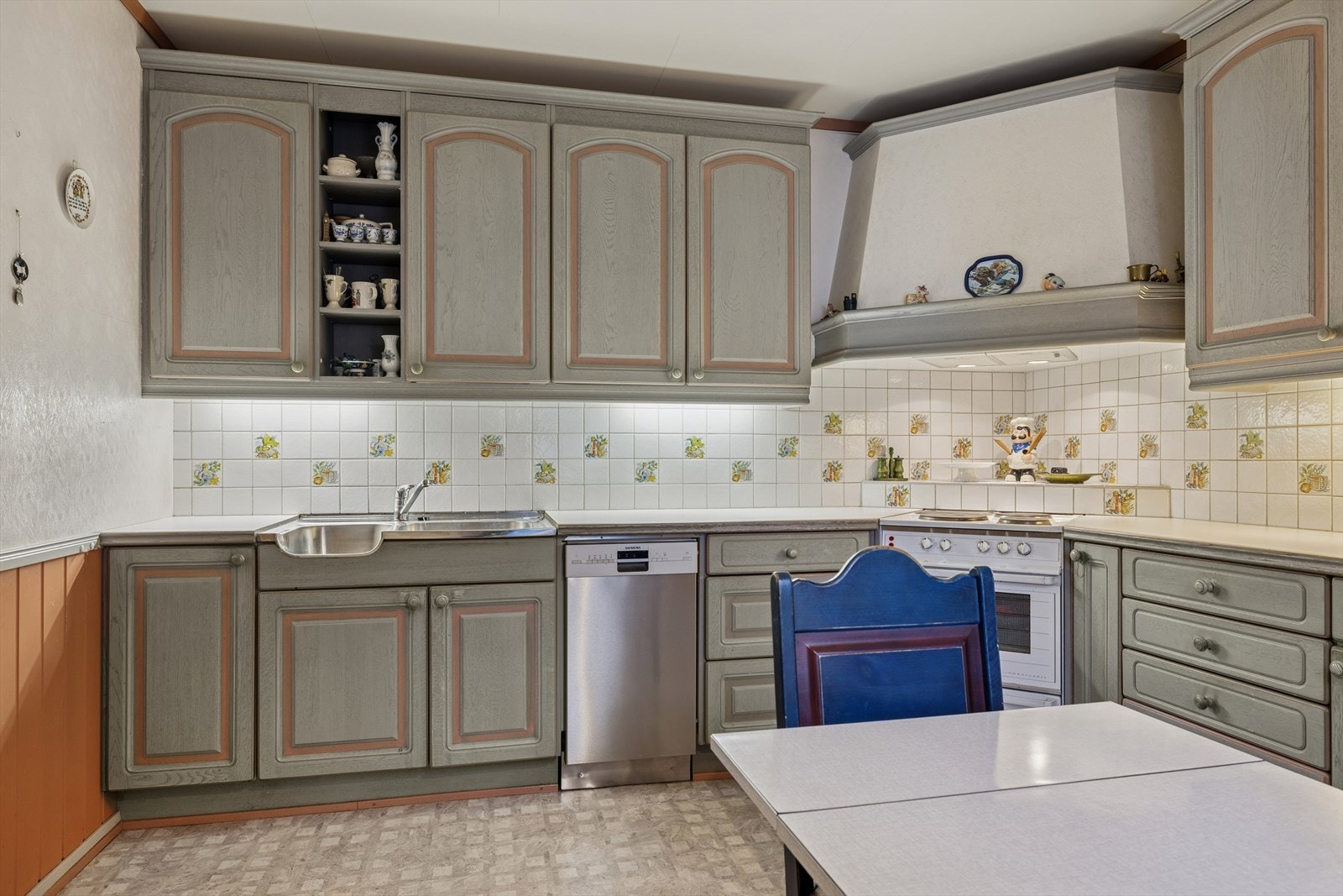 Kjøkkenet har innredning med profilerte fronter og laminat benkeplate. Galleribilde