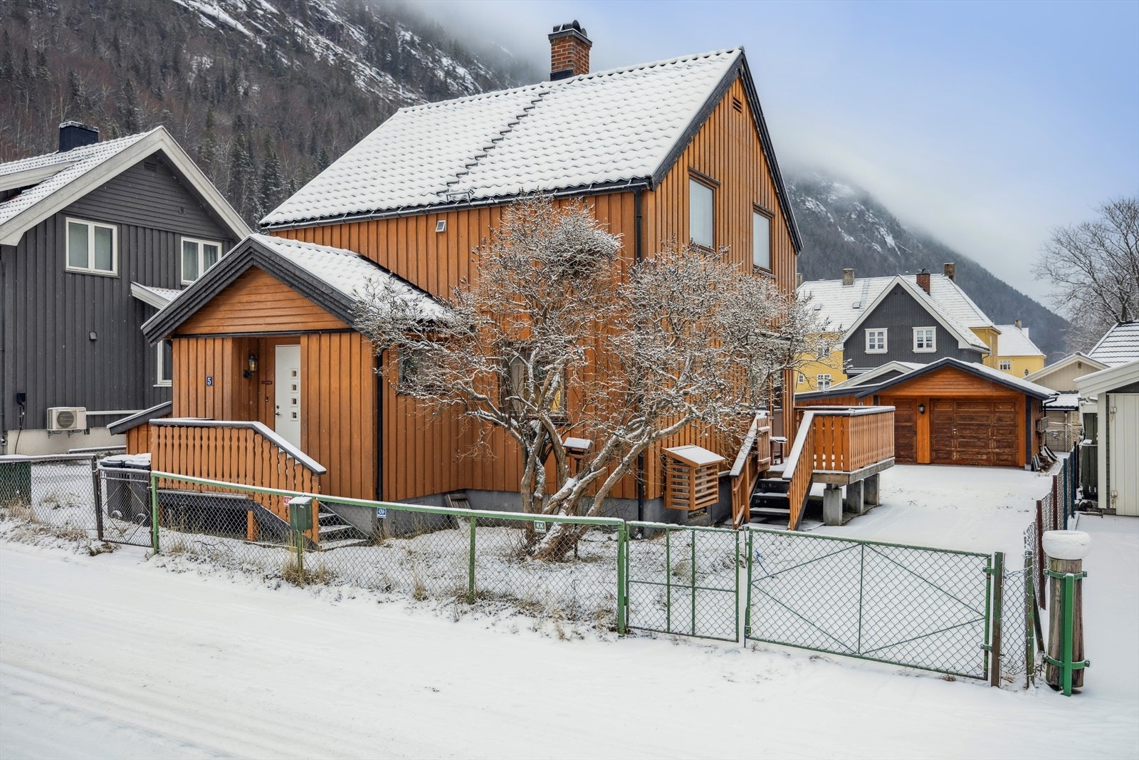 Boligen måler 149 kvm (internt bruksareal) og strekker seg over 3 plan. Galleribilde