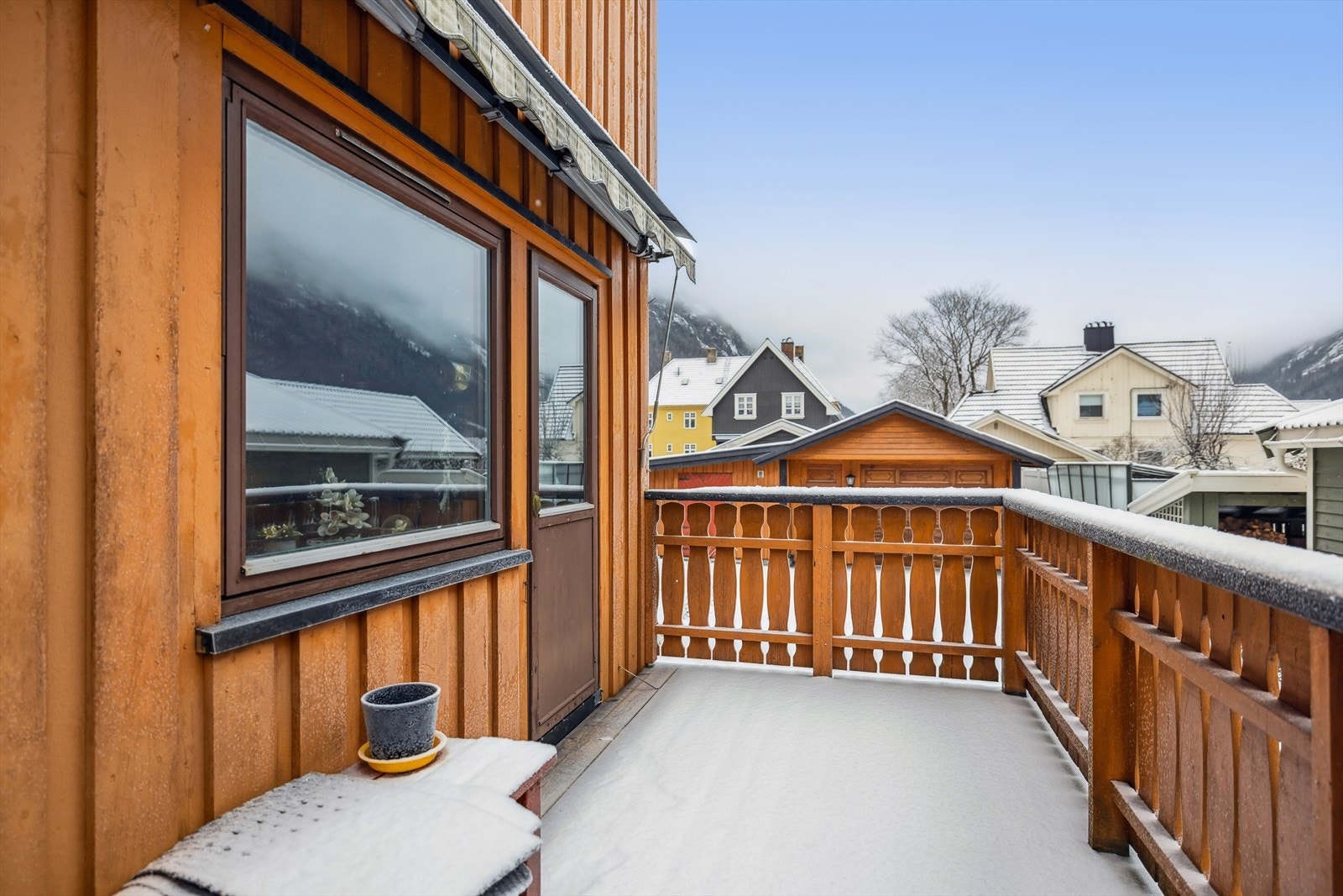 Fra stuen er det utgang til veranda. Galleribilde