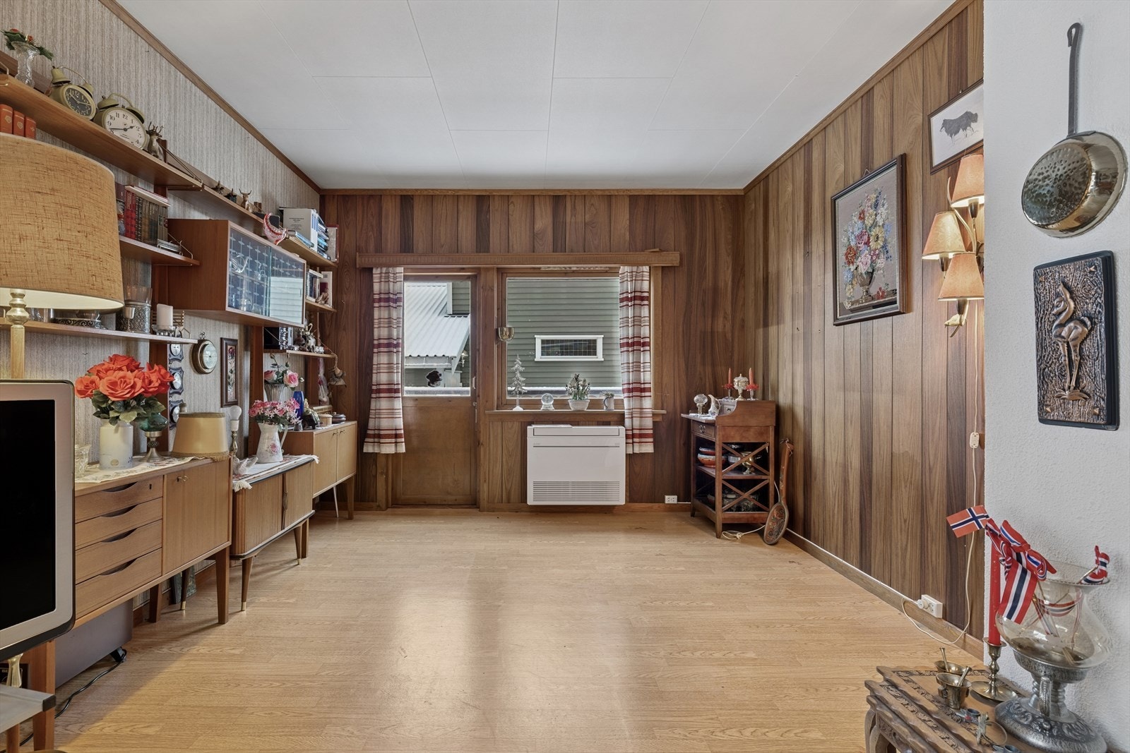 Stuens størrelse gjør den enkel å innrede. Galleribilde