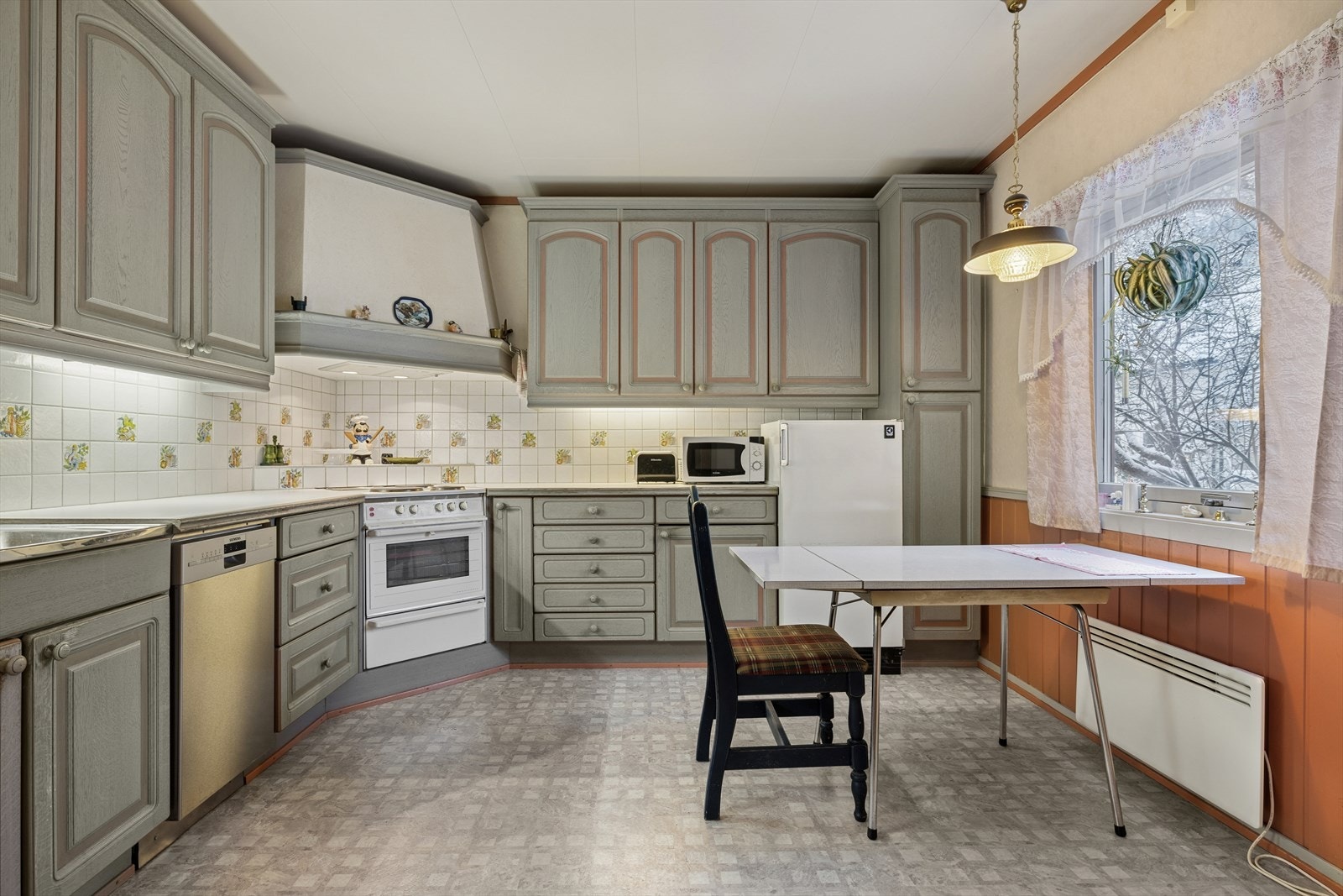 Det er god plass til spisebord på kjøkkenet. Galleribilde