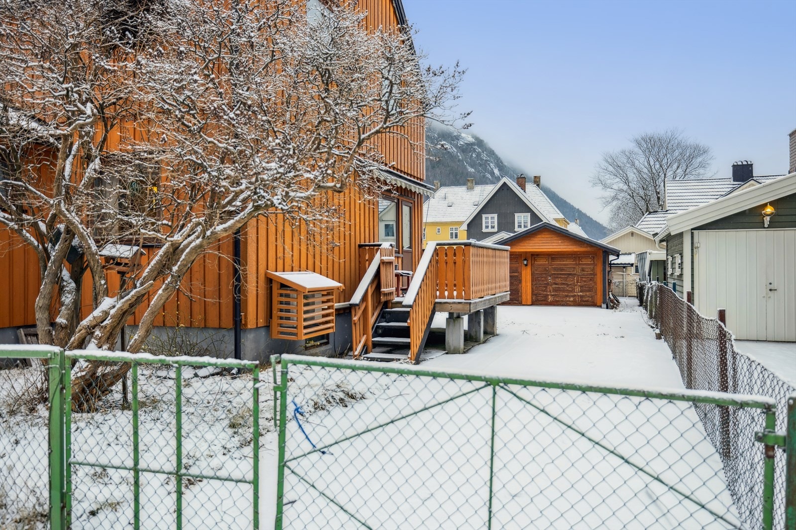 Eiendommen har en relativt flat tomt på ca 460 kvm. Galleribilde