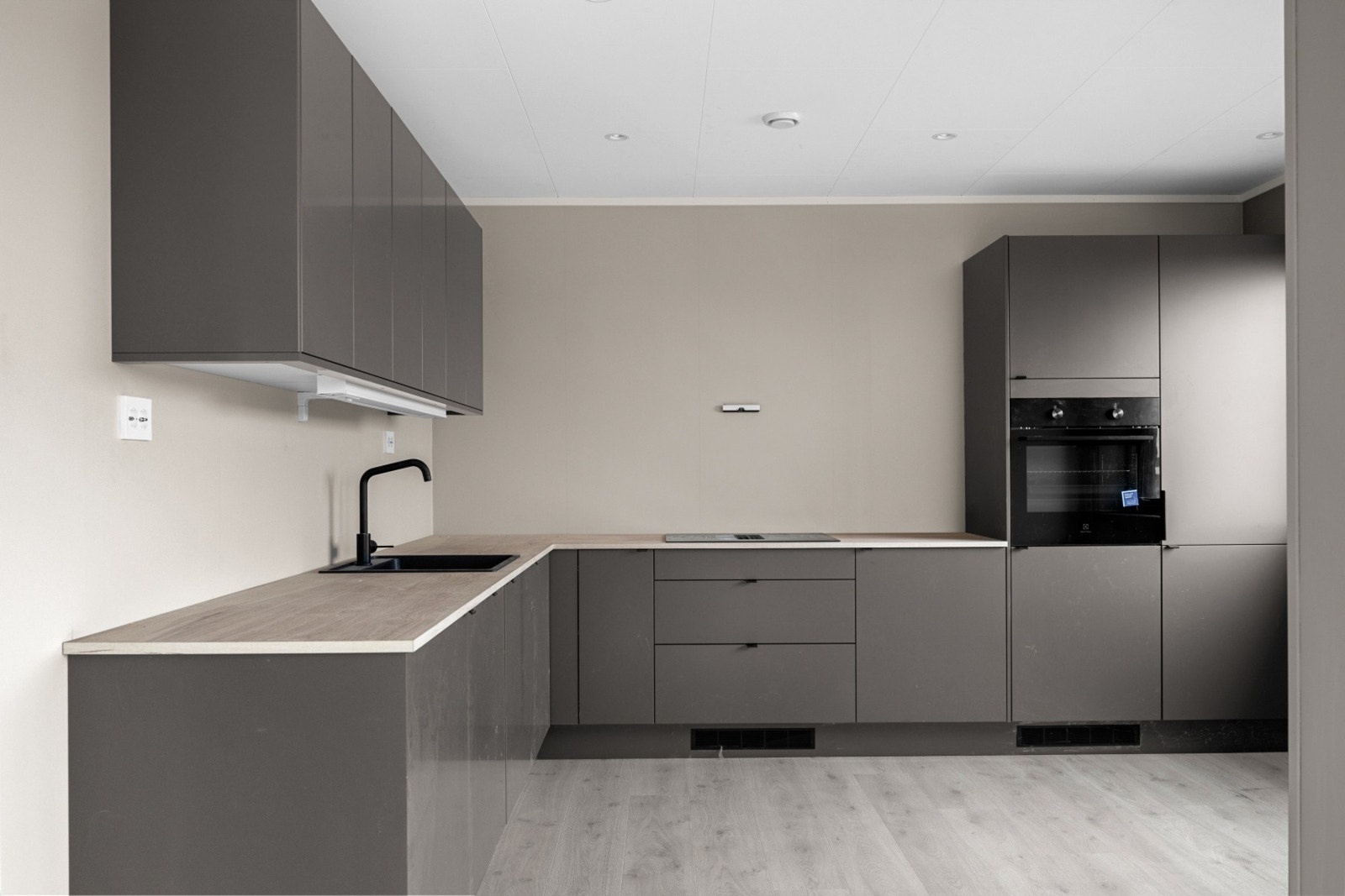 Det er kjøl/fryseskap, oppvaskmaskin, platetopp, stekeovn, vannstoppsystem og komfyrvakt. Galleribilde