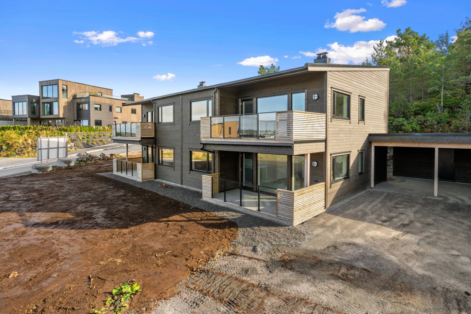 Her bor du i solrike og naturskjønne omgivelser, med kort vei til dagligvarebutikk, flotte fri- og turområder, skole og barnehage. Galleribilde